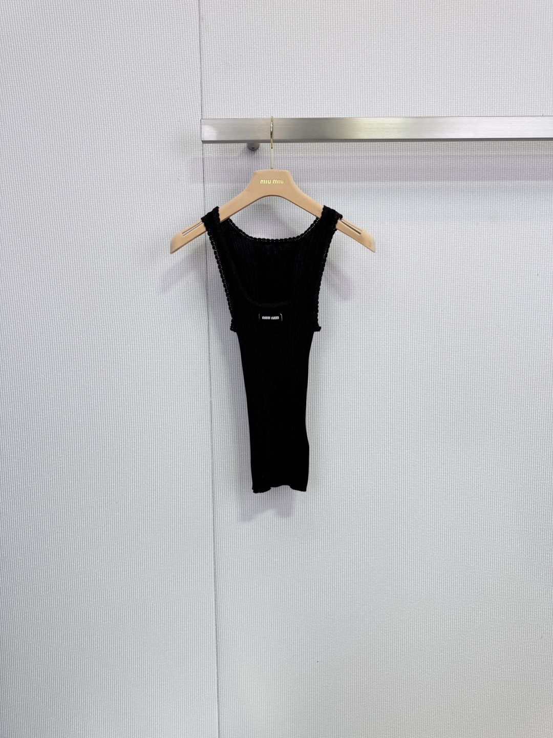 NO:652552,Miu Miu virgin wool knitted vest, girly skin, celebrity bones, a vest, how to have the agility of a girl and the elegance of a celebrity at the same time?  Miu  Miu gave the perfect answer with this worsted knitted vest, which just right reveals the clavicle line and outlines a retro and reserved silhouette, which is the keynote of the overall temperament. Along the neckline and the edge of the armholes, delicate lace blooms quietly. This soft detail instantly softens the rationality of knitting, injecting just the right amount of romance and girlishness. The neat short style and moderately loose version not only retains comfort, but can also be easily paired with high-waisted bottoms to optimize body proportions.  Virgin wool, the softest and longest-fiber first-cut wool, ensures that the fabric has a delicate touch like baby skin while maintaining excellent warmth and stiffness. The vertical worsted rib texture not only gives it excellent elasticity and drape, but also visually stretches the lines, making it appear slimmer and more advanced. It is a smart item that can easily travel in many scenes.  For urban commuting, wear a silk shirt inside and a suit jacket outside. The lace edge is looming at the neckline, revealing the sophistication in the intellectual. Wear it alone in a casual afternoon, paired with high-waisted jeans or casual trousers, which is lazy and stylish. Fashionable layering as a winter inner wear, exposing the lace edge at the neckline, adding layering and lightness to heavy outfits. This is not only a knitted vest, but also a Miu  The epitome of Miu's contradictory aesthetics - using the 'bone' of top-quality wool to support a simple silhouette, and using the 'muscle' of romantic lace to express the gentle core. Find your perfect balance between restraint and release. Size SML,, miumiu, jeans, jackets & coats, shirts, business suit, real silk, alexander wang19860909Miu Miu 初剪羊毛针织背心,少女肌,名伶骨,一件背心,如何同时拥有少女的灵动和名伶的优雅？Miu Miu以这件精纺针织背心,给出了完美答案,恰到好处地展露锁骨线条,勾勒出复古而矜持的轮廓,是整体气质的基调,沿领口与袖笼边缘,细腻的蕾丝花边悄然绽放.这抹柔美的细节,瞬间软化针织的理性,注入一丝恰好的浪漫与少女心思,利落的短款与适度宽松的版型,既保留了舒适度,又能轻松搭配高腰下装,优化身材比例, 初剪羊毛,选用最柔软、纤维最长的初次剪羊毛,确保了面料拥有婴儿肌肤般的细腻触感,同时保持优良的保暖性与挺括度.竖向的精纺罗纹肌理,不仅赋予其出色的弹性与垂坠感,更在视觉上拉伸线条,显瘦而高级,它是一件充满智慧的单品,可轻松游走于多场景之间,都市通勤内搭真丝衬衫,外搭西装外套,蕾丝边在领口若隐若现,知性中流露精致,休闲午后单独穿着,搭配高腰牛仔裤或休闲西裤,慵懒而富有格调,时尚叠穿作为冬季内搭,露出领口蕾丝边,为厚重穿搭增添层次与轻盈感,这不仅仅是一件针织背心,更是Miu Miu式矛盾美学的缩影——用顶级羊毛的“骨”撑起简约廓形,以浪漫蕾丝的“肌”诉说温柔内核.在克制与释放之间,找到属于你的完美平衡.码数SML,,miumiu,jeans,jackets & coats,shirts,business suit,real silk,alexander wang,Women's clothing