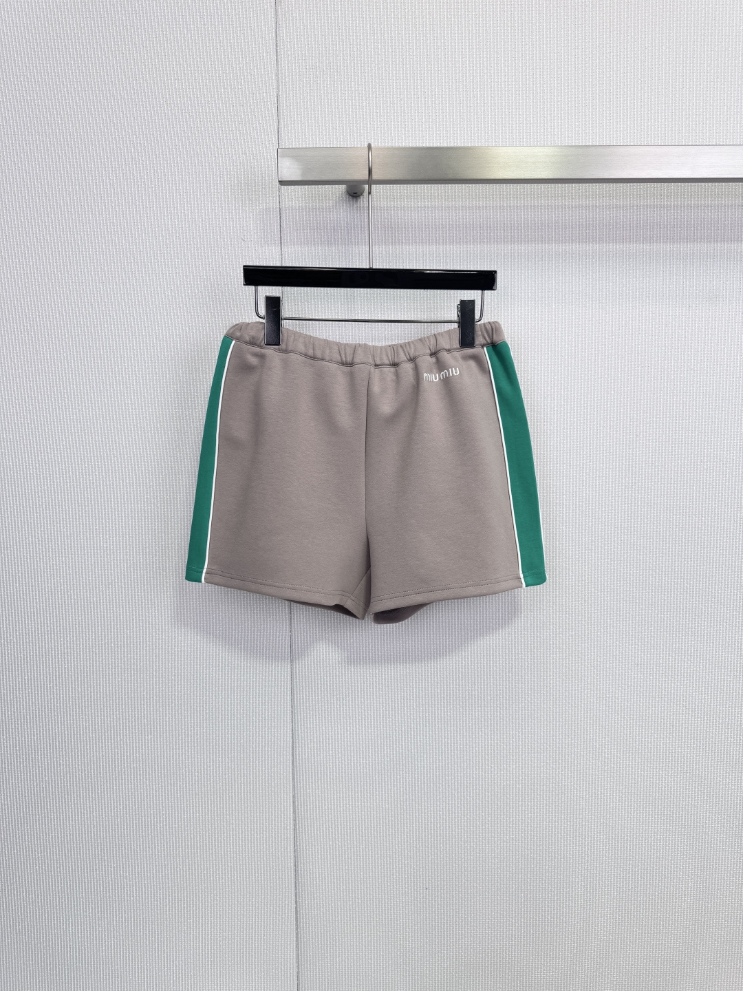 NO:652530,MiuMiu 2026 early spring series sports shorts, main color is light gray, embellished with green stripes on the side, simple and energetic, soft knitted fabric, comfortable and breathable to wear, suitable for daily or sports occasions. The elastic waistband design makes it easy to put on and take off, and the slightly rolled edges of the trouser legs add a playful feel. Pair with sports shoes or casual tops to easily create a fashionable sports style. Size SML,, miumiu, sneakers, shorts, alexander wang19860909MiuMiu 2026早春系列运动短裤,主色浅灰,侧边绿色条纹点缀,简约又有活力计,柔软针织面料,穿着舒适透气,适合日常或运动场合.裤腰松紧带设计,方便穿脱,裤腿微卷边增添俏皮感搭配运动鞋或休闲上衣,轻松打造时髦运动风. 码数SML,,miumiu,sneakers,shorts,alexander wang,Women's clothing