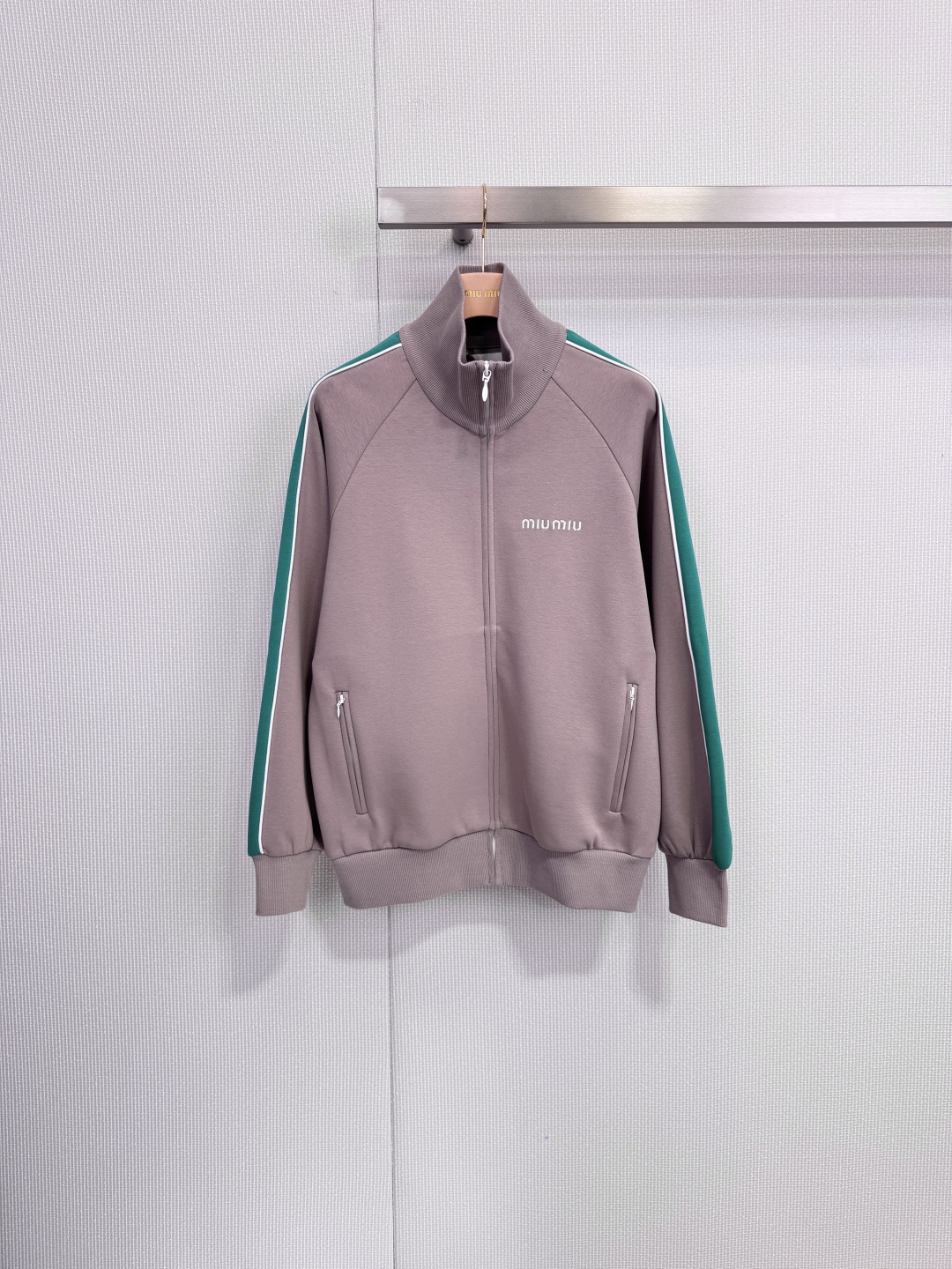 NO:652518,MiuMiu 2026 new color-blocked sports jacket, this color-blocked sports jacket has a light gray main color + dark green contrasting stripes, full of retro college style! The polyester fiber material is soft and comfortable, the zipper design is easy to put on and take off, the short waist tailoring shows off the body proportions, and the embroidered logo on the chest is low-key and exquisite. It is very energetic whether worn with jeans or sneakers. It can also be mixed with suit pants for a Korean style, versatile and fashionable.  Size SML,,miumiu,sneakers,jeans,jackets & coats,jackets & coats,business suit,alexander wang19860909MiuMiu2026新款拼色运动夹克外套,这款拼色运动夹克,浅灰主色+墨绿撞色条纹,复古学院风满满!聚酯纤维材质柔软舒适,拉链设计方便穿脱,短款收腰剪裁超显身材比例,胸前刺绣Logo低调精致,无论搭牛仔裤还是运动鞋都很有活力,也能混搭西装裤走韩系风,百搭又时髦. 码数SML,,miumiu,sneakers,jeans,jackets & coats,jackets & coats,business suit,alexander wang,Women's clothing