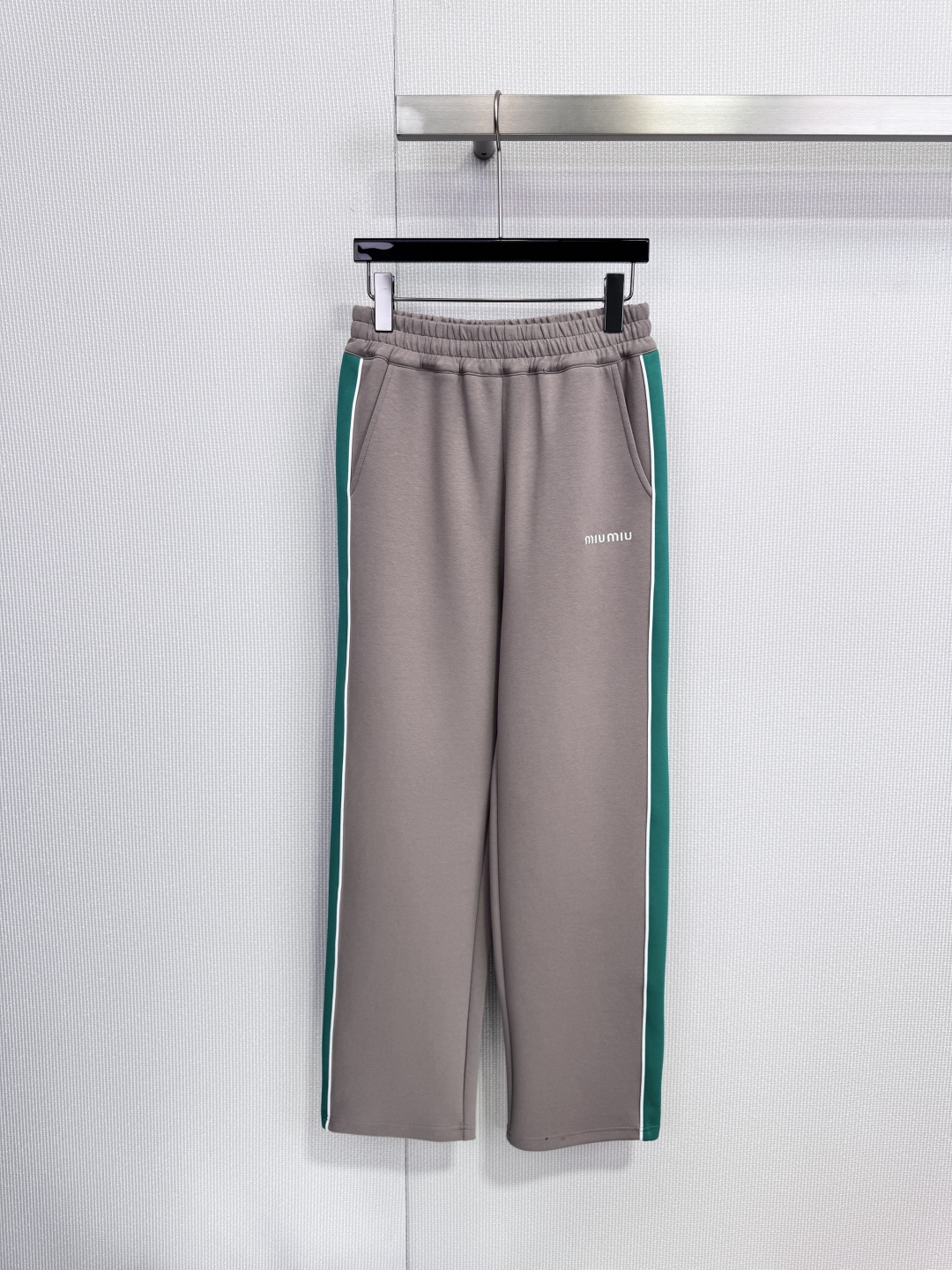 NO:652511,MiuMiu 2026 spring new color-blocked striped sweatpants, these striped sweatpants, gray main color + green stripes, simple and energetic, blended fabrics are soft and comfortable, loose straight fit shows leg length, white drawstring elastic waist design, easy to put on and take off, suitable for all body types, suitable for daily leisure or sports, full of youthfulness, great with sweatshirts and T-shirts. Size SML,,miumiu,hoodie,sweatshirts,tees,t-shirt,alexander  wang19860909MiuMiu2026春季新款拼色条纹运动裤,这款条纹运动裤,灰色主色+绿色条纹,简约又有活力,混纺面料柔软舒适,宽松直筒版型超显腿长,白色抽绳松紧腰设计,穿脱方便,适合各种体型,日常休闲or运动都OK,青春感满满,搭配卫衣、T恤都很出彩. 码数SML,,miumiu,hoodie,sweatshirts,tees，t-shirt,alexander wang,Women's clothing
