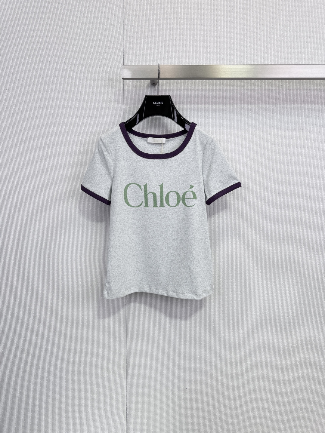 NO:652503,Chloe2026 Spring Printed Logo Short-Sleeved T-shirt. This printed Logo short-sleeved T-shirt is made of light and soft cotton fabric. It is super comfortable and breathable to wear. The main color is gray with green logo and black contrasting edges. It is simple and layered. The loose fit is versatile for daily casual or street style. It is OK with jeans and short skirts. It is a must-have item in spring and summer, easy to create casual fashion.  look. Size SML,,chloe,loewe,skirts,jeans,T-shirt,tees,t-shirt,alexander wang19860909Chloe2026春款印花Logo短袖恤,这款印花Logo短袖T恤,采用轻薄柔软棉质面料,穿着超舒适透气,灰色主色搭配绿色Logo和黑色撞色边缘,简约又有层次感,宽松版型,日常休闲或街头风都很百搭,配牛仔裤、短裙都 OK,春夏季节必备单品,轻松打造随性时尚 look.码数SML,,chloe,loewe,skirts,jeans,T-shirt,tees，t-shirt,alexander wang,Women's clothing
