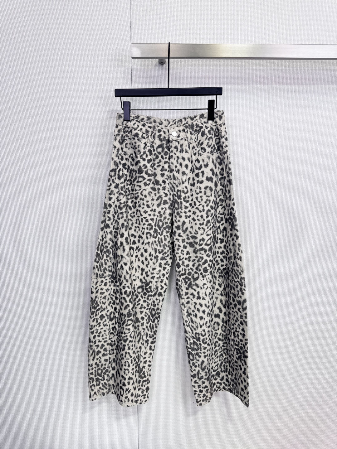 NO:652487,AVVENN 25 Autumn and Winter Leopard Print Retro Fashionable Wide-Leg Loose Lazy Jeans. This product is new for autumn and winter. It adopts a unique black and white leopard pattern to show the retro and uninhibited fashion attitude. The classic wide-leg pants design combines loose comfort and lazy style. It is a must-have item for creating personalized autumn and winter outfits. Size SML,,jeans,alexander wang19860909AVVENN 25秋冬豹纹复古时髦阔腿宽松慵懒牛仔裤,本品为秋冬新款,采用独特的黑白豹纹图案,彰显复古不羁的时髦态度,经典的阔腿裤型设计,兼具宽松的舒适度与慵懒的造型感,是打造秋冬个性化穿搭的必备单品. 码数SML,,jeans,alexander wang,Women's clothing