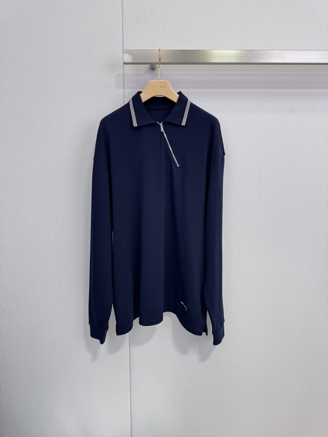 NO:654035,MiuMiu diagonal zipper Polo shirt, this diagonal zipper Polo shirt has a dark blue body and white striped contrasting lapels. It is highly recognizable. The asymmetrical diagonal zipper design breaks the rules, is fashionable and personalized, and has welt pockets on both sides of the hem. The details are perfect. It is both decorative and practical. It can be easily worn in daily or casual occasions. It will be the focus of the audience. Size SML,, miumiu, alexander wang19860909MiuMiu 斜拉链 Polo衫,这款斜拉链Polo衫,深蓝色衣身+白色条纹撞色翻领,辨识度超高,不对称斜拉链设计,打破常规,时髦又有个性,下摆两侧嵌线口袋,细节满分,兼具装饰和实用性计,无论日常还是休闲场合,都能轻松驾驭,穿上就是全场焦点. 码数SML,,miumiu,alexander wang,Women's clothing