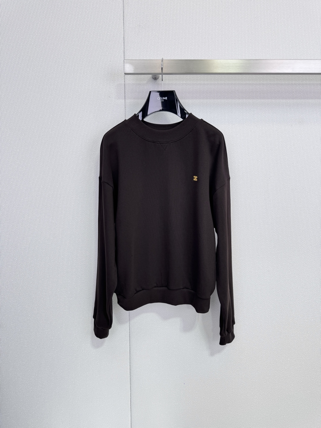 NO:654019,Celine2025 new two-color round neck sweatshirt for autumn and winter. This round neck sweatshirt is made of high-quality pure cotton, soft and warm, and super comfortable to wear. It has gold logo embroidery on the left chest. It is low-key and recognizable. It has a loose fit and is very tolerant. It goes well with casual pants or jeans. It is full of simplicity and high-end. It is a must-have item for autumn and winter. It can easily create a fashionable look! Size SML,,celine,hoodie,sweatshirts,jeans,alexander wang19860909Celine2025秋冬新款双色圆领卫衣,这款圆领卫衣采用高品质纯棉,柔软又保暖,穿着超舒适,左胸金色Logo刺绣,低调又有辨识度计,宽松版型,包容性强,随便搭配休闲裤或牛仔裤都很OK,简约高级感满满,秋冬必备单品,轻松打造时髦look! 码数SML,,celine,hoodie,sweatshirts,jeans,alexander wang,Women's clothing