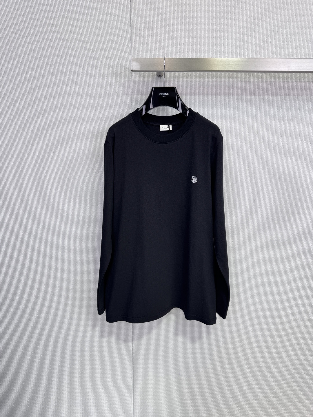 NO:653990,CELINE's 2025 new autumn and winter long-sleeved T-shirt is made of high-quality pure cotton, soft and skin-friendly, and super comfortable to wear! The white logo on the chest is low-key and recognizable. The round neck design is simple and elegant, and the loose fit is very tolerant. It is OK to wear alone or inside. It is super fashionable to pair with jeans and skirts in spring and autumn, and it is easy to create a casual or commuting style. Size SML,,celine,skirts,jeans,tees,t-shirt,alexander wang19860909CELINE2025秋冬新款长袖T恤,选用高品质纯棉,柔软亲肤,穿着超舒适!胸前白色Logo点缀,低调又有辨识度计,圆领设计简约大方,宽松版型包容性强,单穿或内搭都很OK,春秋季节随便搭配牛仔裤、半裙都超时髦,轻松打造休闲或通勤风. 码数SML,,celine,skirts,jeans,tees，t-shirt,alexander wang,Women's clothing