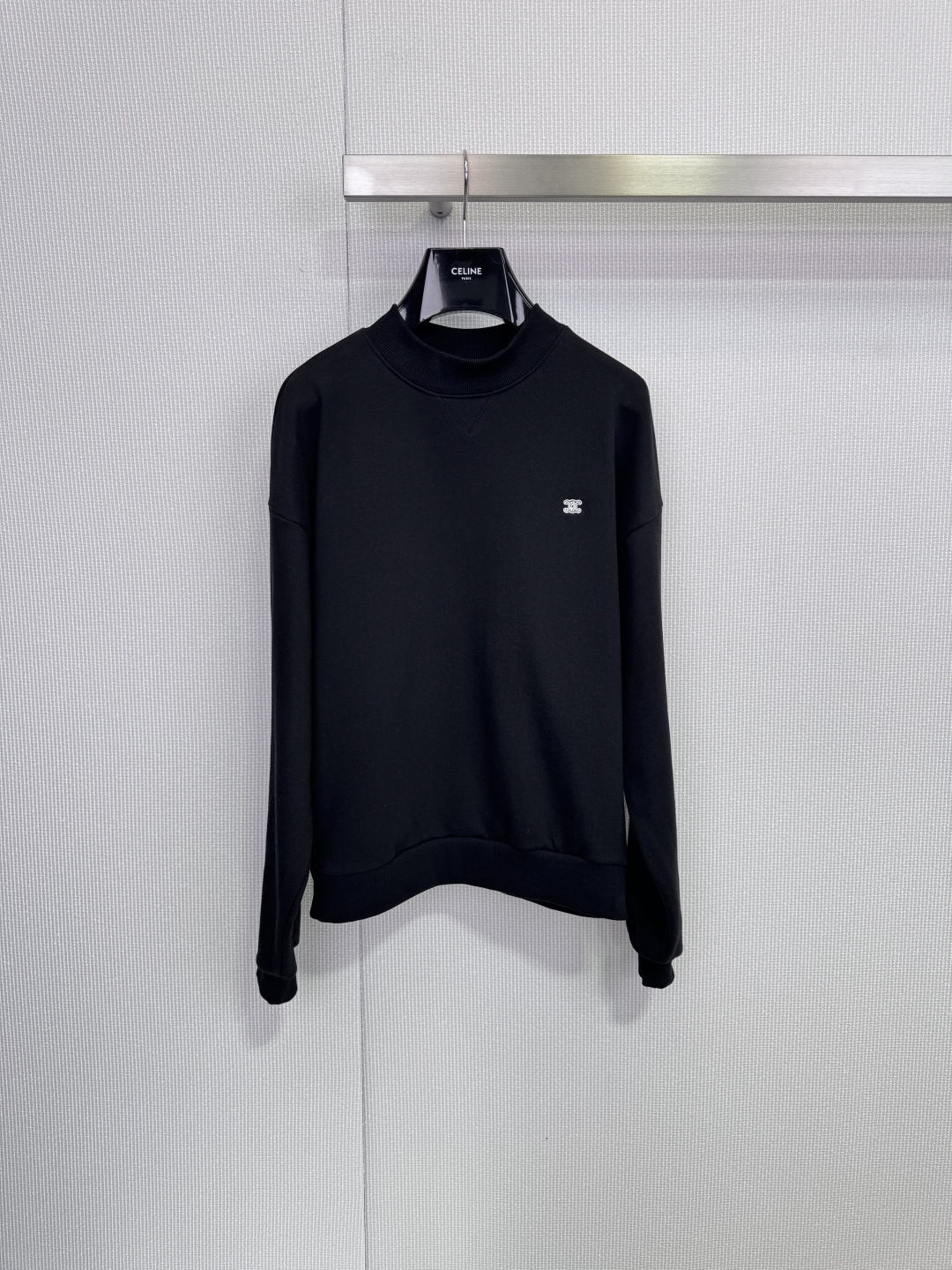 NO:654004,Celine2025 new two-color round neck sweatshirt for autumn and winter. This round neck sweatshirt is made of high-quality pure cotton, soft and warm, and super comfortable to wear. It has gold logo embroidery on the left chest. It is low-key and recognizable. It has a loose fit and is very tolerant. It goes well with casual pants or jeans. It is full of simplicity and high-end. It is a must-have item for autumn and winter. It can easily create a fashionable look! Size SML,,celine,hoodie,sweatshirts,jeans,alexander wang19860909Celine2025秋冬新款双色圆领卫衣,这款圆领卫衣采用高品质纯棉,柔软又保暖,穿着超舒适,左胸金色Logo刺绣,低调又有辨识度计,宽松版型,包容性强,随便搭配休闲裤或牛仔裤都很OK,简约高级感满满,秋冬必备单品,轻松打造时髦look! 码数SML,,celine,hoodie,sweatshirts,jeans,alexander wang,Women's clothing