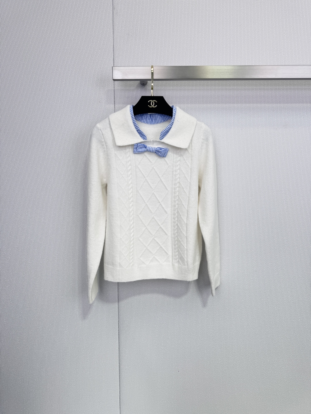 NO:653976,HERLIAN plaid splicing doll collar sweater, this sweater is made of alpaca wool blend, soft and skin-friendly, super comfortable to wear in autumn and winter, white main color + blue plaid splicing, full of college style, neck bow and doll collar design, playful and artistic, cable diamond texture makes the layering richer, it is gentle and intellectual whether worn with jeans or skirts, easy to create a variety of styles! Size SML,,skirts,jeans,alexander wang19860909HERLIAN 格纹拼接娃娃领针织衫,这款针织衫采用羊驼毛羊毛混纺,柔软亲肤,秋冬穿超舒服,白色主色+蓝色格纹拼接,学院风满满,领口蝴蝶结和娃娃领设计,俏皮又文艺计,绞花菱格纹理让层次感更丰富,无论搭牛仔裤还是裙装都很温柔知性,轻松打造多种风格look! 码数SML,,skirts,jeans,alexander wang,Women's clothing