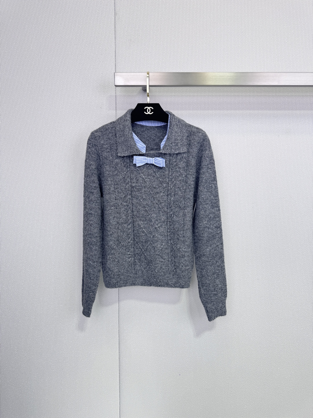 NO:653962,HERLIAN plaid splicing doll collar sweater, this sweater is made of alpaca wool blend, soft and skin-friendly, super comfortable to wear in autumn and winter, white main color + blue plaid splicing, full of college style, neck bow and doll collar design, playful and artistic, cable diamond texture makes the layering richer, it is gentle and intellectual whether worn with jeans or skirts, easy to create a variety of styles! Size SML,,skirts,jeans,alexander wang19860909HERLIAN 格纹拼接娃娃领针织衫,这款针织衫采用羊驼毛羊毛混纺,柔软亲肤,秋冬穿超舒服,白色主色+蓝色格纹拼接,学院风满满,领口蝴蝶结和娃娃领设计,俏皮又文艺计,绞花菱格纹理让层次感更丰富,无论搭牛仔裤还是裙装都很温柔知性,轻松打造多种风格look! 码数SML,,skirts,jeans,alexander wang,Women's clothing