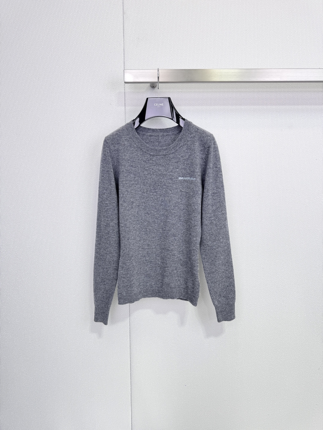 NO:653948,HERLIAN  Checkered pattern splicing doll collar sweater, this gray sweater is soft and comfortable, perfect for autumn and winter! Doll collar spliced blue and white plaid shirt, full of college style and very retro, rhombus woven texture on the front, full of details, full of layering, slim fit, elegant and casual when paired with pleated skirts or high-waisted pants, and can be easily worn on daily commutes  Yuji, a sweater with a full sense of design, whether paired with jeans or a casual skirt, can make you the center of attention at friends' gatherings or weekend trips, easily creating a 'sweet and cool' style. Size SML,,skirts,jeans,sweaters,shirts,alexander  wang19860909HERLIAN 格纹拼接娃娃领针织衫,这款灰色针织衫,柔软舒适,秋冬穿超合适!娃娃领拼接蓝白格纹衬衫,学院风满满又很复古,前襟菱形编织纹理,细节感拉满,层次感十足,剪裁修身,搭配百褶裙或高腰裤都很优雅休闲,通勤日常都能轻松驾驭计,一件设计感十足的毛衣,无论是搭配牛仔裤还是休闲裙,都能让你在朋友聚会或周末出行中成为焦点,轻松营造出“甜酷”风格.码数SML,,skirts,jeans,sweaters,shirts,alexander wang,Women's clothing