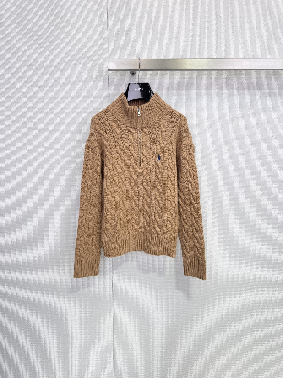 NO:653933,Ralph Lauren half-zip wool twist sweater, classic cable design + pony embroidery, perfect brand recognition, high-quality wool blend, soft and warm, super comfortable to wear in autumn and winter. The half-zip design is easy to put on and take off, and the stand-up collar is more elegant and casual. The light khaki color is versatile and durable. The loose fit is comfortable and fashionable. It is a must-have item for the autumn and winter wardrobe. Size SML, loro piana, sweaters, alexander wang19860909Ralph Lauren拉夫劳伦半拉链羊毛麻花毛衣,经典绞花设计+小马刺绣,品牌辨识度满分计,高品质羊毛混纺,柔软保暖,秋冬穿超舒服.半拉链设计方便穿脱,立领更显优雅休闲风,浅卡其色百搭耐看,宽松版型,舒适又时髦,是秋冬衣橱必备单品.码数SML,,loro piana,sweaters,alexander wang,Women's clothing