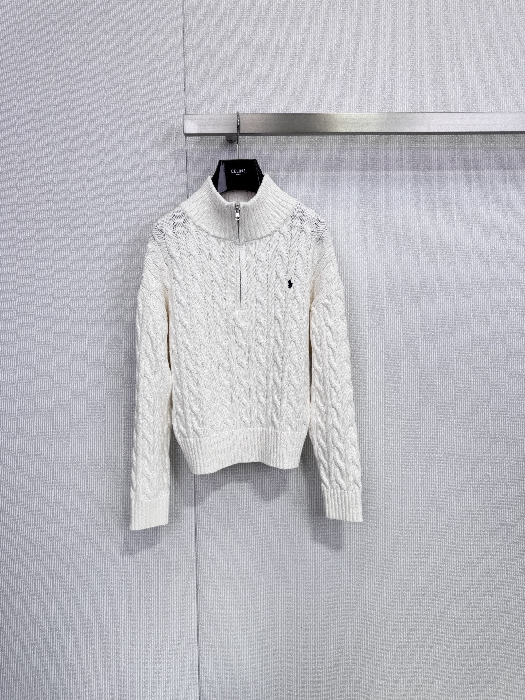 NO:653984,Ralph  Lauren Ralph Lauren half-zip twist sweater, a sweater that defines a style. This Ralph Lauren white sweater, with its impeccable classic design, interprets what quiet luxury and eternity is. The simple white tone is a touch of advanced refreshing in winter. The half-high collar and metal zipper  The design combines retro charm with modern practicality. The collar shape can be adjusted at will to create different styles. The iconic pony logo on the left chest is a low-key status annotation, showing taste in every detail. The surface of the sweater highlights the clear three-dimensional twist twist texture, which is the embodiment of traditional knitting technology. Each twist  The flowers give the fabric a solid and warm touch, making the simple sweater full of rich texture and retro style. Wearing it alone will give you a layered scenery. The 'big body cotton' ensures a skin-friendly and breathable wearing experience. The natural cotton brings a soft and comfortable wrapping feeling, taking into account the ease and comfort of daily wear.  Stylish, it is a perfect cornerstone of style. It can be paired with jeans to demonstrate the casualness of American leisure. It can also be paired with skirts or suit pants to show a simple but powerful intellectual temperament in commuting situations. Its pure tones and rich textures can easily suit various scenes from casual to light formal.  Size SML,,loro piana,skirts,jeans,sweaters,business suit,alexander wang19860909Ralph Lauren拉夫劳伦半拉链麻花毛衣,一件毛衣,定义一种风格,这件拉夫劳伦白色毛衣,以其无可挑剔的经典设计,诠释了何为静奢与永恒,简约的白色基调,是冬日里一抹高级的清爽,半高领与金属拉链的设计,兼具复古韵味与现代实用感,可随意调节领型,打造不同风貌,左胸口的标志性小马标,是低调的身份注解,于细微处彰显品味,毛衣表面凸现清晰的立体麻花绞花纹理,这是传统针织工艺的体现,每一道绞花都赋予了织物扎实而温暖的触感,让简单的毛衣充满了丰富的肌理与复古格调,单穿即是有层次的风景,“大身棉”,确保了亲肤、透气的穿着体验.天然棉质带来柔软舒适的包裹感,兼顾了日常穿着的轻松与有型,它是一件完美的风格基石,可搭配牛仔裤,演绎美式休闲的随性,亦可搭配半身裙或西装裤,在通勤场合展现简约不失力量的知性气质,其纯净的色调与丰富的纹理,能轻松胜任从休闲到轻正式的各种场景. 码数SML,,loro piana,skirts,jeans,sweaters,business suit,alexander wang,Women's clothing