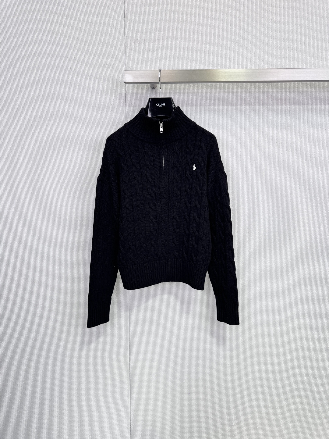 NO:653970,Ralph  Lauren Ralph Lauren half-zip twist sweater, a sweater that defines a style. This Ralph Lauren white sweater, with its impeccable classic design, interprets what quiet luxury and eternity is. The simple white tone is a touch of advanced refreshing in winter. The half-high collar and metal zipper  The design combines retro charm with modern practicality. The collar shape can be adjusted at will to create different styles. The iconic pony logo on the left chest is a low-key status annotation, showing taste in every detail. The surface of the sweater highlights the clear three-dimensional twist twist texture, which is the embodiment of traditional knitting technology. Each twist  The flowers give the fabric a solid and warm touch, making the simple sweater full of rich texture and retro style. Wearing it alone will give you a layered scenery. The 'big body cotton' ensures a skin-friendly and breathable wearing experience. The natural cotton brings a soft and comfortable wrapping feeling, taking into account the ease and comfort of daily wear.  Stylish, it is a perfect cornerstone of style. It can be paired with jeans to demonstrate the casualness of American leisure. It can also be paired with skirts or suit pants to show a simple but powerful intellectual temperament in commuting situations. Its pure tones and rich textures can easily suit various scenes from casual to light formal.  Size SML,,loro piana,skirts,jeans,sweaters,business suit,alexander wang19860909Ralph Lauren拉夫劳伦半拉链麻花毛衣,一件毛衣,定义一种风格,这件拉夫劳伦白色毛衣,以其无可挑剔的经典设计,诠释了何为静奢与永恒,简约的白色基调,是冬日里一抹高级的清爽,半高领与金属拉链的设计,兼具复古韵味与现代实用感,可随意调节领型,打造不同风貌,左胸口的标志性小马标,是低调的身份注解,于细微处彰显品味,毛衣表面凸现清晰的立体麻花绞花纹理,这是传统针织工艺的体现,每一道绞花都赋予了织物扎实而温暖的触感,让简单的毛衣充满了丰富的肌理与复古格调,单穿即是有层次的风景,“大身棉”,确保了亲肤、透气的穿着体验.天然棉质带来柔软舒适的包裹感,兼顾了日常穿着的轻松与有型,它是一件完美的风格基石,可搭配牛仔裤,演绎美式休闲的随性,亦可搭配半身裙或西装裤,在通勤场合展现简约不失力量的知性气质,其纯净的色调与丰富的纹理,能轻松胜任从休闲到轻正式的各种场景. 码数SML,,loro piana,skirts,jeans,sweaters,business suit,alexander wang,Women's clothing