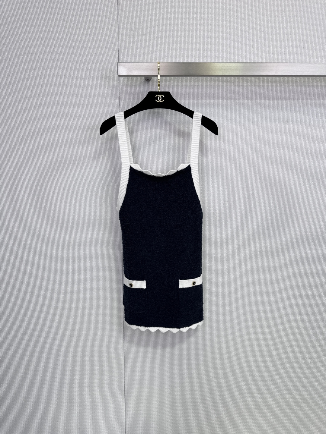 NO:653956,Twin Elegant CHANEL Xiaoxiang 2025 new suspender dress. In the world of Chanel, details are a statement. These two suspender dresses use the brand’s unique design language. The distinctive black trim and white skirt outline a neat silhouette, and the pocket points on the chest are  Decorated with pearl buttons, the details shine with low-key brilliance. This is the eternal code originating from Rue Cambon in Paris. It is a classic style that will not fade with time. It can be easily worn in both daily and formal occasions. Pair it with high heels or a small fragrant jacket to achieve French elegance.  Size SML,,chanel,chanel,high heels,skirts,jackets & coats,alexander wang19860909双生优雅CHANEL小香2025新款吊带连衣裙,在香奈儿的世界里,细节即是宣言,这两件吊带连衣裙,以品牌独有的设计语言,鲜明的黑色镶边与洁白裙身勾勒出利落轮廓,胸前的口袋点缀以珍珠纽扣,于细节处闪耀低调光华,这是源自巴黎康朋街的永恒密码,经典,即是不随时光褪色的风格,无论日常还是正式场合都能轻松驾驭,搭配高跟鞋或小香风外套,法式优雅直接拿捏. 码数SML,,chanel,chanel,high heels,skirts,jackets & coats,alexander wang,Women's clothing
