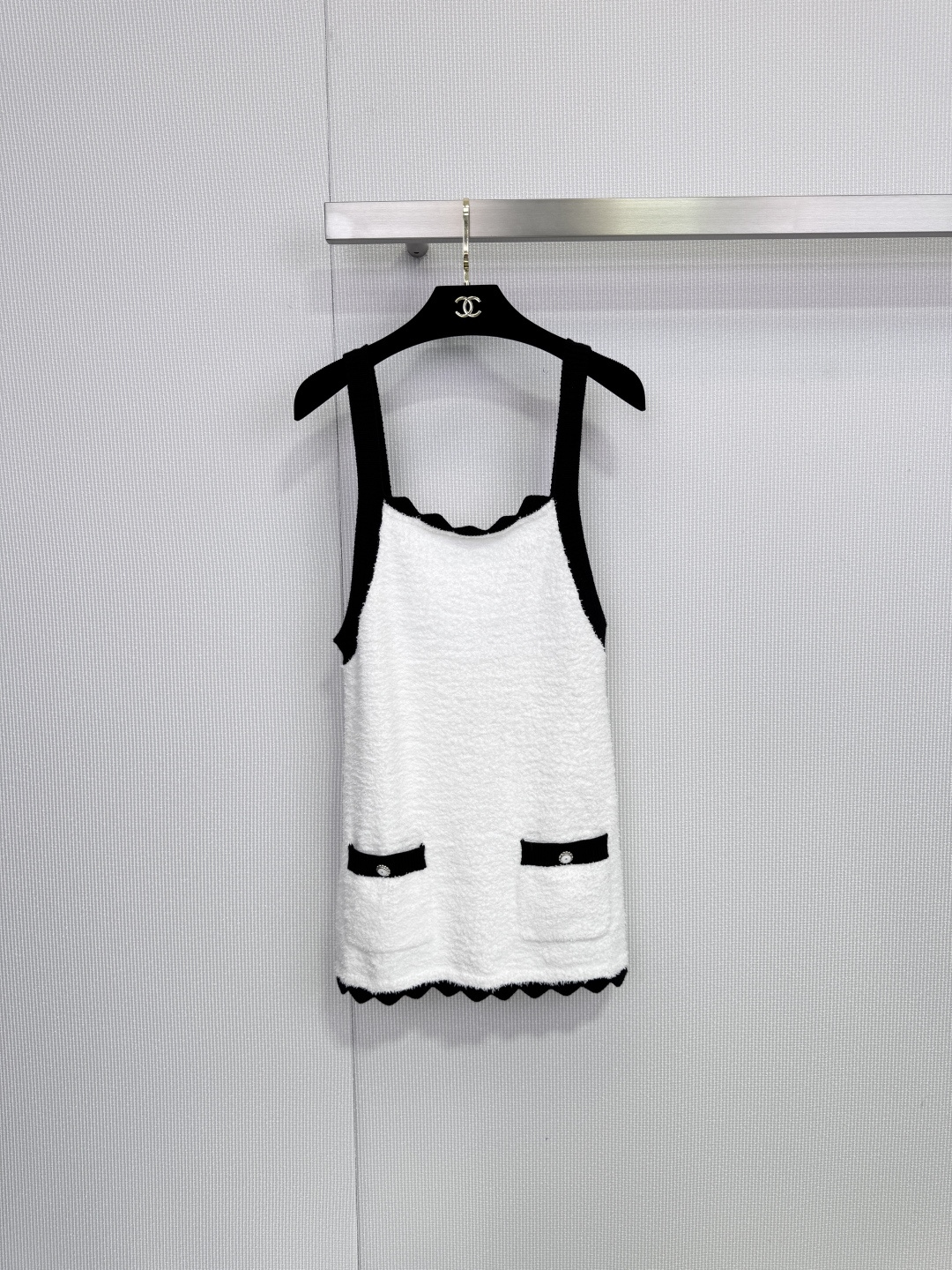 NO:653942,Twin Elegant CHANEL Xiaoxiang 2025 new suspender dress. In the world of Chanel, details are a statement. These two suspender dresses use the brand’s unique design language. The distinctive black trim and white skirt outline a neat silhouette, and the pocket points on the chest are  Decorated with pearl buttons, the details shine with low-key brilliance. This is the eternal code originating from Rue Cambon in Paris. It is a classic style that will not fade with time. It can be easily worn in both daily and formal occasions. Pair it with high heels or a small fragrant jacket to achieve French elegance.  Size SML,,chanel,chanel,high heels,skirts,jackets & coats,alexander wang19860909双生优雅CHANEL小香2025新款吊带连衣裙,在香奈儿的世界里,细节即是宣言,这两件吊带连衣裙,以品牌独有的设计语言,鲜明的黑色镶边与洁白裙身勾勒出利落轮廓,胸前的口袋点缀以珍珠纽扣,于细节处闪耀低调光华,这是源自巴黎康朋街的永恒密码,经典,即是不随时光褪色的风格,无论日常还是正式场合都能轻松驾驭,搭配高跟鞋或小香风外套,法式优雅直接拿捏. 码数SML,,chanel,chanel,high heels,skirts,jackets & coats,alexander wang,Women's clothing