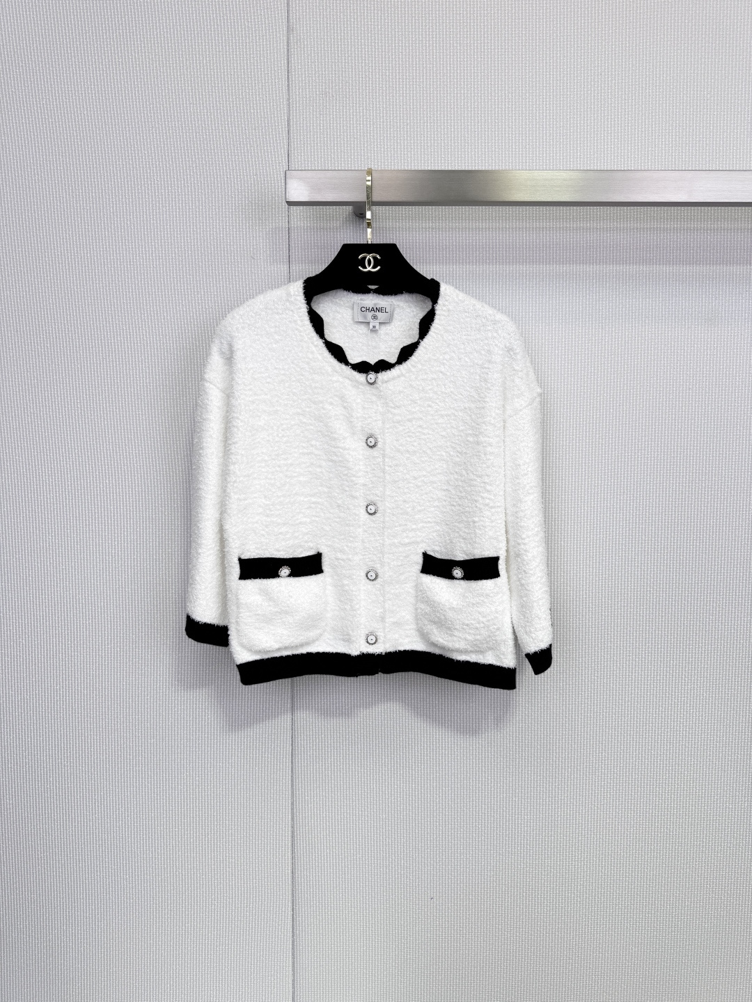 NO:654881,Chanel's new autumn and winter cardigans. These two cardigans are too 'Chanel on earth'. The girl's early autumn wardrobe is booked by these two fairy cardigans. One is quiet deep sea blue and the other is pure pearl white. Wear it directly on the body with a sense of high-end. Blue and white/black and white match, and the lines are hooked.  The whole person is in high spirits, with that effortless sense of fashion. The four main buckles of mother-of-pearl buttons + pocket decorative buttons have a delicate luster under the light. The sense of nobility is hidden in these small details. The neckline is a secret. There is a small piece of black lace sewn into the neckline of the white model. The looming subtlety is amazing!  The upper body of skin-friendly silk material is like being wrapped in clouds, delicate and cool. This is the foundation of luxury goods. The white model can be salty or sweet. The suspender skirt is worn by a wealthy family. When paired with jeans and a T-shirt, it is instantly casual and French. The dark blue model has a restrained temperament. Paired with a skirt or white suit pants of the same color, it is the smart and beautiful outfit of an intellectual. Size SML,,chanel,chanel,skirts,jeans,tees,t-shirt,business suit,alexander wang19860909Chanel秋冬新款开衫.这两件开衫也太“人间香奈儿”了吧,女孩的早秋衣柜,被这两件神仙开衫预定了,一件是静谧深海蓝,一件是纯净珍珠白,直接把高级感穿在身上,蓝白/黑白配,线条一勾,整个人就精神了,是那种毫不费力的时髦感,珍珠母贝扣四颗主扣+口袋装饰扣,在光下有细腻光泽,贵气感就藏在这些小细节里,领口秘密,白色款领口内缝了一小段黑色花边,若隐若现的小心机,绝了！亲肤丝绸材质上身像被云朵包裹,细腻凉滑,这才是奢侈品的底气啊,白色款可盐可甜,内搭吊带裙是富家千金,配牛仔裤和T恤又瞬间随性法式,深蓝款气质内敛.搭配同色系半裙或白色西装裤,就是知识分子的智性美穿搭. 码数SML,,chanel,chanel,skirts,jeans,tees，t-shirt,business suit,alexander wang,Women's clothing