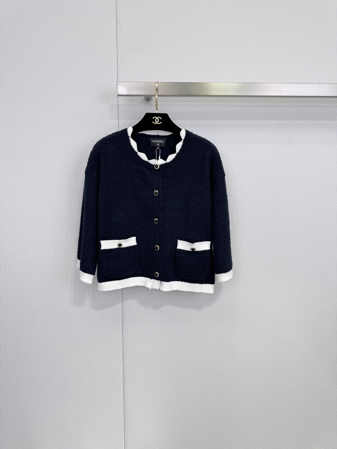 NO:654891,Chanel's new autumn and winter cardigans. These two cardigans are too 'Chanel on earth'. The girl's early autumn wardrobe is booked by these two fairy cardigans. One is quiet deep sea blue and the other is pure pearl white. Wear it directly on the body with a sense of high-end. Blue and white/black and white match, and the lines are hooked.  The whole person is in high spirits, with that effortless sense of fashion. The four main buckles of mother-of-pearl buttons + pocket decorative buttons have a delicate luster under the light. The sense of nobility is hidden in these small details. The neckline is a secret. There is a small piece of black lace sewn into the neckline of the white model. The looming subtlety is amazing!  The upper body of skin-friendly silk material is like being wrapped in clouds, delicate and cool. This is the foundation of luxury goods. The white model can be salty or sweet. The suspender skirt is worn by a wealthy family. When paired with jeans and a T-shirt, it is instantly casual and French. The dark blue model has a restrained temperament. Paired with a skirt or white suit pants of the same color, it is the smart and beautiful outfit of an intellectual. Size SML,,chanel,chanel,skirts,jeans,tees,t-shirt,business suit,alexander wang19860909Chanel秋冬新款开衫.这两件开衫也太“人间香奈儿”了吧,女孩的早秋衣柜,被这两件神仙开衫预定了,一件是静谧深海蓝,一件是纯净珍珠白,直接把高级感穿在身上,蓝白/黑白配,线条一勾,整个人就精神了,是那种毫不费力的时髦感,珍珠母贝扣四颗主扣+口袋装饰扣,在光下有细腻光泽,贵气感就藏在这些小细节里,领口秘密,白色款领口内缝了一小段黑色花边,若隐若现的小心机,绝了！亲肤丝绸材质上身像被云朵包裹,细腻凉滑,这才是奢侈品的底气啊,白色款可盐可甜,内搭吊带裙是富家千金,配牛仔裤和T恤又瞬间随性法式,深蓝款气质内敛.搭配同色系半裙或白色西装裤,就是知识分子的智性美穿搭. 码数SML,,chanel,chanel,skirts,jeans,tees，t-shirt,business suit,alexander wang,Women's clothing