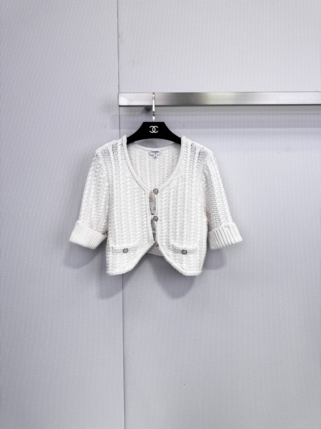 NO:654861,Chanel hollow short-sleeved cardigan unlocks a new attitude of elegance. In the vast galaxy of fashion, Chanel has always been the most dazzling star. With its unique charm and excellent quality, it leads the trend. The hollow short-sleeved cardigan is undoubtedly a masterpiece of the perfect fusion of brand classics and innovation, for everyone who pursues sophistication.  Women in daily life weave a dream about elegance and fashion. From the moment you first see the hollow short-sleeved cardigan, you will be attracted by its unique design. The neat short-sleeved design just right reveals the slender arm lines, and the hollow weaving process of the body is exquisite. The craftsmen use their exquisite skills to  Delicate patterns are carefully carved on knitted fabrics, just like the twinkling stars in the night sky, looming, adding a mysterious and romantic atmosphere to the overall look. Whether paired with a pair of simple black straight pants, showing the image of a capable working woman, or combined with an elegant chiffon skirt, creating a romantic and sweet look.  For a date atmosphere, the Chanel hollow short-sleeved cardigan can be easily controlled and becomes an indispensable fashion item in your wardrobe, allowing you to shine uniquely in every occasion. Size SML,,chanel,chanel,skirts,T-shirt,alexander  wang19860909Chanel镂空短袖开衫,解锁优雅新姿态,在时尚的浩瀚星河里,香奈儿始终是那颗最耀眼的恒星,以其独特的魅力和卓越的品质,引领着潮流的风向,而镂空短袖开衫,无疑是品牌经典与创新完美融合的杰作,为每一位追求精致生活的女性,编织出了一个关于优雅与时尚的绮梦,从你第一眼看到镂空短袖开衫的瞬间,便会被其独特的设计所吸引,利落的短袖设计,恰到好处地露出纤细的手臂线条,而衣身的镂空编织工艺,堪称精妙绝伦,工匠们以精湛的技艺,在针织面料上精心雕琢出细腻的花纹,如同夜空中闪烁的繁星,若隐若现,为整体造型增添了一抹神秘而浪漫的气息,无论是搭配一条简约的黑色直筒裤,展现干练的职场女性形象,还是与飘逸的雪纺半身裙相组合,营造出浪漫甜美的约会氛围,Chanel镂空短袖开衫都能轻松驾驭,成为你衣橱中不可或缺的时尚单品,伴你在每一个场合都能绽放出独特的光芒.码数SML,,chanel,chanel,skirts,T-shirt,alexander wang,Women's clothing