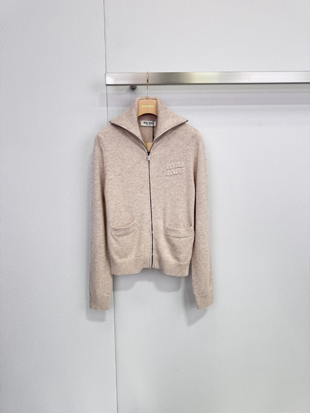 NO:655679,Miu Miu's logo wool zipper cardigan is made of high-quality wool blend, soft and warm. It has a short stand-up collar design, zipper closure, and embroidered brand logo on the chest. It is simple and recognizable. It has two welt pockets and is very practical. It is very suitable for autumn and winter. It has a loose fit and looks great with jeans or skirts. It can easily create a rebellious and elegant style. Size SML, miumiu, skirts, jeans, alexander wang19860909Miu Miu这款徽标羊毛拉链开衫,采用高品质羊毛混纺,柔软又保暖,短款立领设计,拉链开合,胸前有品牌刺绣徽标,简约又有辨识度,两个嵌线口袋,实用性满分,秋冬穿搭超合适,宽松版型,随手搭牛仔裤或裙装都很出彩,轻松打造叛逆优雅风格. 码数SML,,miumiu,skirts,jeans,alexander wang,Women's clothing