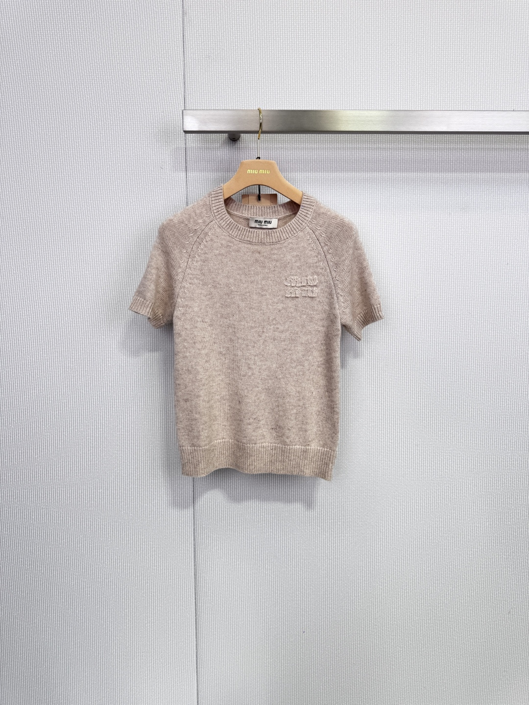 NO:655669,MiuMiu wool knitted short-sleeved top is made of high-quality wool, soft and skin-friendly and warm. It has a simple round neck design, with brand embroidered letters on the front, full of details, and versatile colors. It is very suitable for autumn and winter wear. It is great whether worn alone or as an inner layer. The loose fit is comfortable and fashionable, and can be easily used for commuting and leisure. Size SML,, miumiu, T-shirt, alexander wang19860909MiuMiu羊毛针织短袖上衣,采用高品质羊毛,柔软亲肤又保暖.简约圆领设计,正面有品牌刺绣字母,细节满分,颜色百搭,秋冬穿搭超合适,无论单穿还是内搭都很出彩,宽松版型,舒适又时髦,通勤休闲都能轻松驾驭. 码数SML,,miumiu,T-shirt,alexander wang,Women's clothing