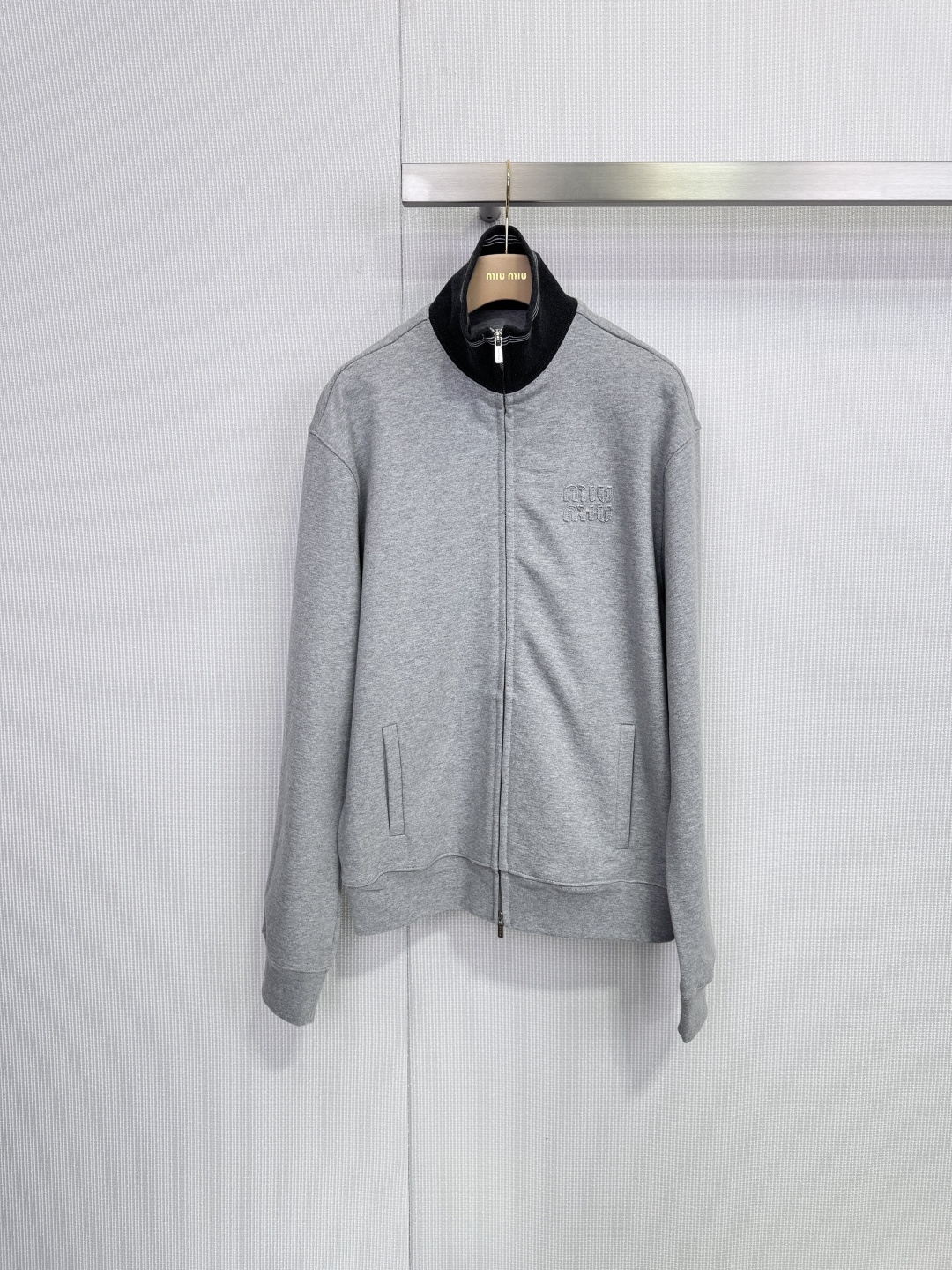 NO:655661,MiuMiu 2025 autumn and winter gray zippered sweatshirt jacket is made of soft fleece fabric, super comfortable and warm to wear. The light heather gray color has a sense of luxury. It has a stand-up collar and gray and white stripe details. It is full of college style. The embroidered logo on the chest is low-key and exquisite. The slightly loose boyfriend style version is versatile and not flattering on the figure. The zipper design is easy to put on and take off. It looks good with jeans or suit pants and can be easily used for daily leisure.  Size SML,,miumiu,hoodie,sweatshirts,jeans,jackets & coats,business suit,alexander wang19860909MiuMiu2025秋冬灰色拉链卫衣外套,采用柔软抓绒面料,穿着超舒适保暖,浅麻灰色调自带高级感,立领+灰白条纹细节,学院风满满,胸前刺绣Logo低调精致,微宽松男友风版型,百搭不挑身材,拉链设计方便穿脱,配牛仔裤or西装裤都好看,日常休闲都能轻松驾驭. 码数SML,,miumiu,hoodie,sweatshirts,jeans,jackets & coats,business suit,alexander wang,Women's clothing