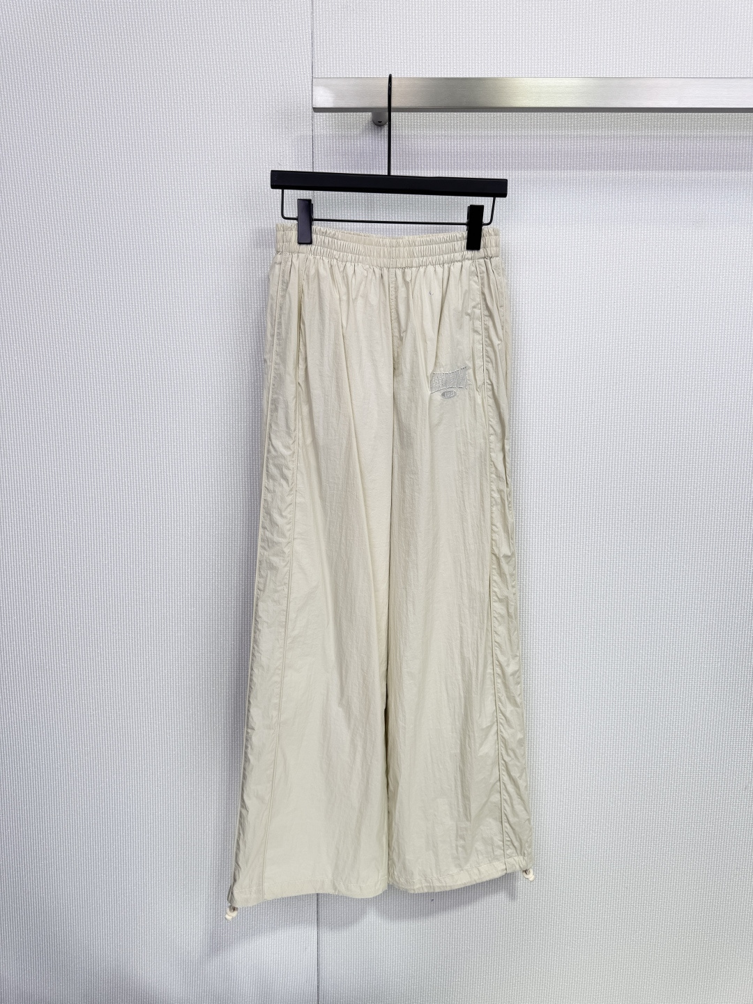 NO:655653,ALEXANDER WANG Alexander Wang sports suit, this off-white sports suit includes a stand-up collar zipper jacket and wide-leg trousers. It is made of light nylon fabric with a unique luster and faint striped texture on the surface. It is full of technology and has a loose fit that is super comfortable. The leg cuffs and trouser legs are very detailed. It is fashionable whether worn as a set or separately, and can easily create a high-end casual sports style.,, alexander wang, jackets & coats, alexander wang19860909ALEXANDER WANG亚历山大王大王运动套装,这套米白色运动套装,包含立领拉链夹克和阔腿长裤,采用轻薄尼龙面料,表面有独特光泽和隐约条纹肌理,科技感满满,宽松版型超舒适,束脚袖口和裤脚细节很加分,无论成套穿还是分开搭配都很时髦,轻松打造高级休闲运动风.,,alexander wang,jackets & coats,alexander wang,Women's clothing