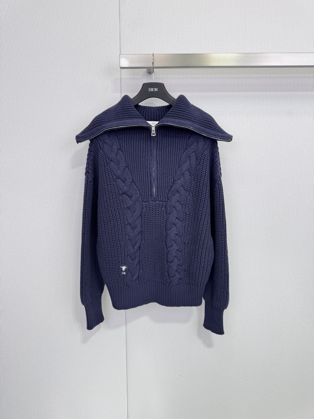 NO:656544,Dio twist knitted zipper sweater, this twist knitted zipper sweater has a super layered three-dimensional twist texture, and the wool blended fabric is soft and warm, super comfortable to wear in autumn and winter! Zipper closure + hooded design, casual and fashionable, available in three colors of pink, rice, and navy blue, versatile and easy to wear, loose fit, easy to wear for daily or outings, and looks stylish with any pants or skirts. Size SML, dior, skirts, hats, alexander wang19860909Dio麻花针织拉链衫,这款麻花针织拉链衫,立体麻花纹理超有层次感,羊毛混纺面料柔软又保暖,秋冬穿超舒服!拉链开合+连帽设计,休闲又时髦,粉、米、海军蓝三色可选,百搭不挑人,宽松版型,日常or出游都能轻松驾驭,随便搭裤子裙子都很有范儿. 码数SML,,dior,skirts,hats,alexander wang,Women's clothing