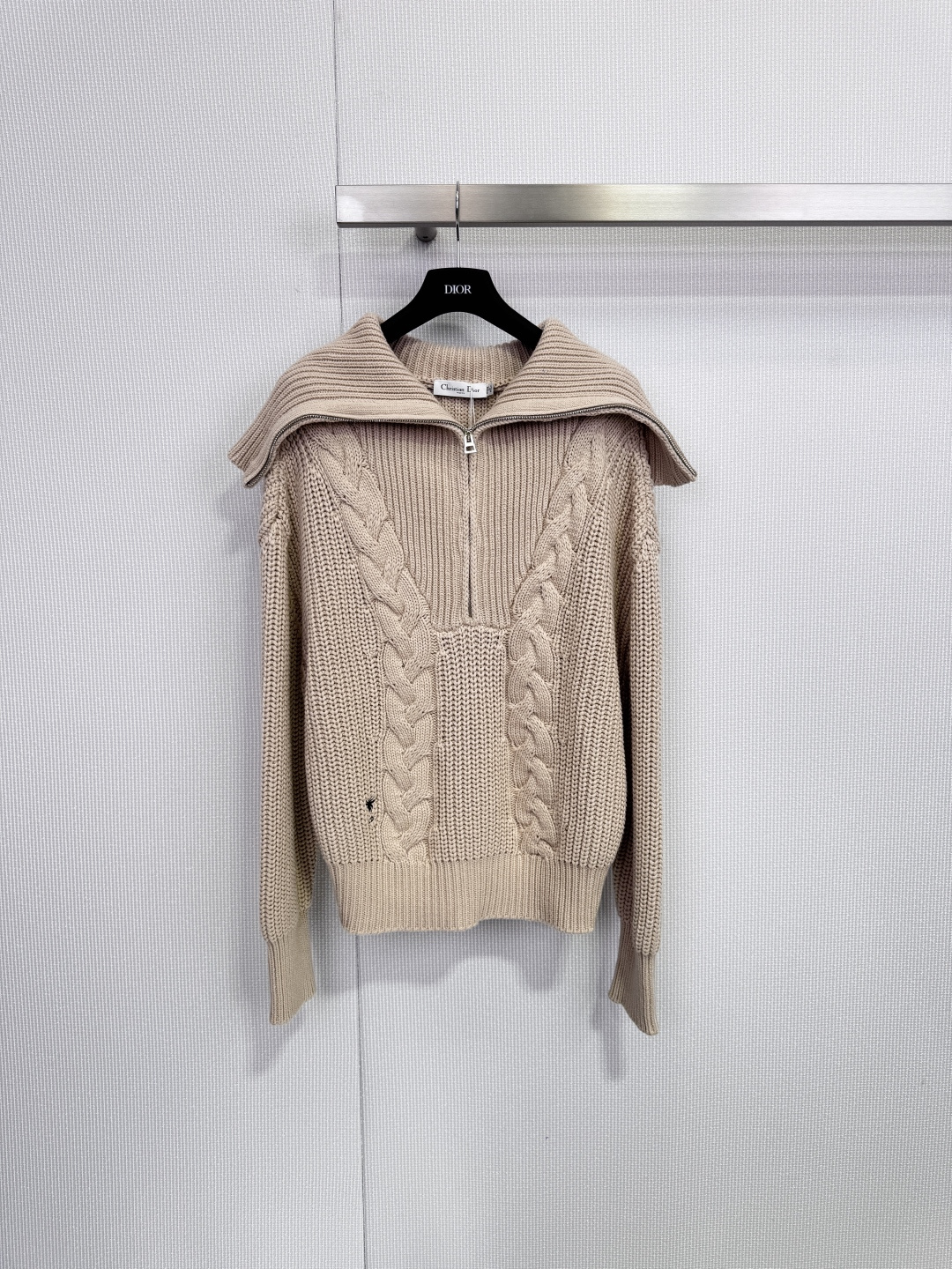 NO:656534,Dio twist knitted zipper sweater, this twist knitted zipper sweater has a super layered three-dimensional twist texture, and the wool blended fabric is soft and warm, super comfortable to wear in autumn and winter! Zipper closure + hooded design, casual and fashionable, available in three colors of pink, rice, and navy blue, versatile and easy to wear, loose fit, easy to wear for daily or outings, and looks stylish with any pants or skirts. Size SML, dior, skirts, hats, alexander wang19860909Dio麻花针织拉链衫,这款麻花针织拉链衫,立体麻花纹理超有层次感,羊毛混纺面料柔软又保暖,秋冬穿超舒服!拉链开合+连帽设计,休闲又时髦,粉、米、海军蓝三色可选,百搭不挑人,宽松版型,日常or出游都能轻松驾驭,随便搭裤子裙子都很有范儿. 码数SML,,dior,skirts,hats,alexander wang,Women's clothing