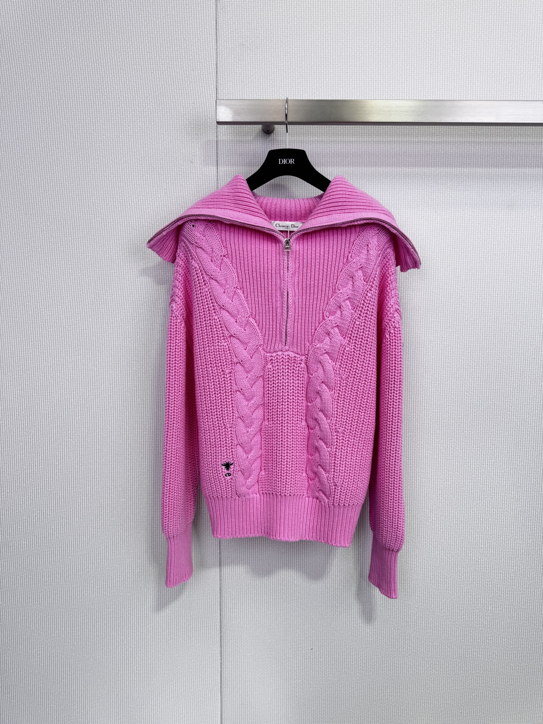 NO:656523,Dio twist knitted zipper sweater, this twist knitted zipper sweater has a super layered three-dimensional twist texture, and the wool blended fabric is soft and warm, super comfortable to wear in autumn and winter! Zipper closure + hooded design, casual and fashionable, available in three colors of pink, rice, and navy blue, versatile and easy to wear, loose fit, easy to wear for daily or outings, and looks stylish with any pants or skirts. Size SML, dior, skirts, hats, alexander wang19860909Dio麻花针织拉链衫,这款麻花针织拉链衫,立体麻花纹理超有层次感,羊毛混纺面料柔软又保暖,秋冬穿超舒服!拉链开合+连帽设计,休闲又时髦,粉、米、海军蓝三色可选,百搭不挑人,宽松版型,日常or出游都能轻松驾驭,随便搭裤子裙子都很有范儿. 码数SML,,dior,skirts,hats,alexander wang,Women's clothing