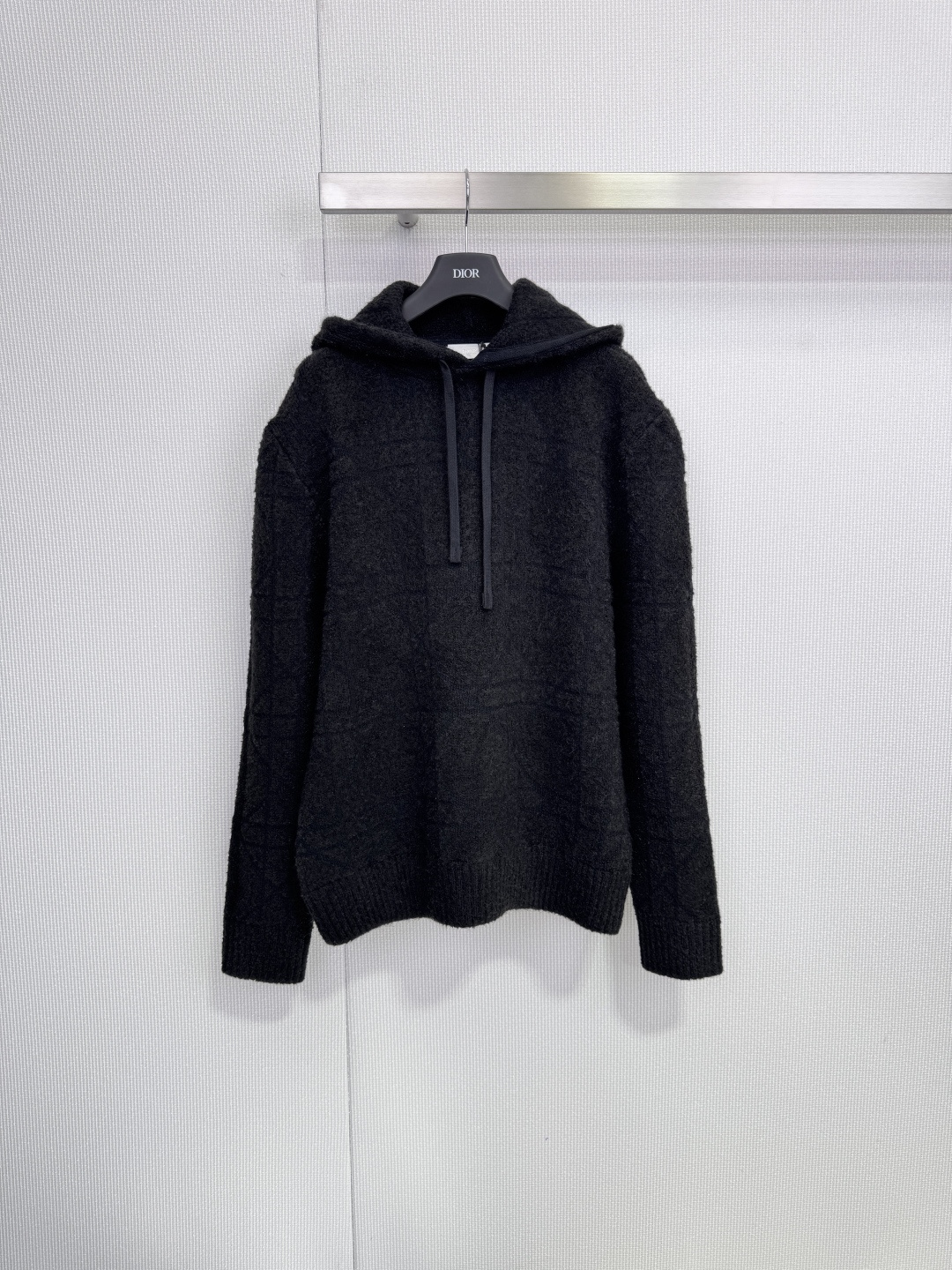 NO:656473,Dior diamond pattern hooded sweatshirt. This diamond pattern hooded sweatshirt is made of wool and cotton blend. It is soft and warm. It is very suitable for autumn and winter! The classic diamond pattern design is low-key and recognizable. The mocha color is versatile and durable. The hooded + loose version is comfortable and fashionable. It can be easily used for commuting and leisure. Designed by Jonathan Anderson, it has a quiet luxury sports style and perfect texture.  Size SML,,dior,hoodie,sweatshirts,hats,alexander wang19860909Dior菱格纹连帽卫衣,这款菱格纹连帽卫衣,采用羊毛棉混纺,柔软又保暖,秋冬穿超合适!经典菱格纹设计,低调又有辨识度,摩卡色调百搭耐看,连帽+宽松版型,舒适又时髦,通勤休闲都能轻松驾驭,由JonathanAnderson操刀,静奢运动风,质感满分. 码数SML,,dior,hoodie,sweatshirts,hats,alexander wang,Women's clothing