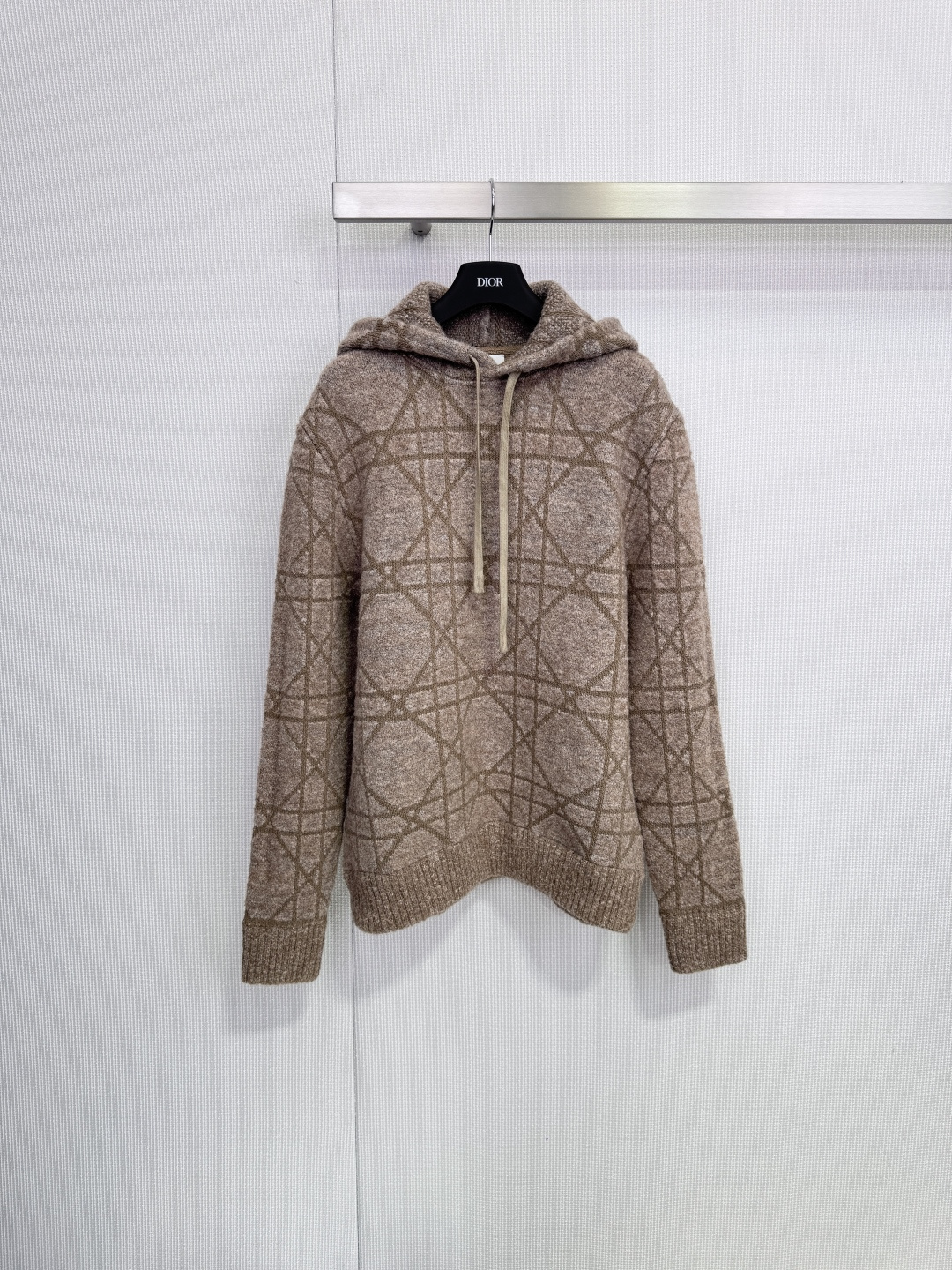 NO:656467,Dior diamond pattern hooded sweatshirt. This diamond pattern hooded sweatshirt is made of wool and cotton blend. It is soft and warm. It is very suitable for autumn and winter! The classic diamond pattern design is low-key and recognizable. The mocha color is versatile and durable. The hooded + loose version is comfortable and fashionable. It can be easily used for commuting and leisure. Designed by Jonathan Anderson, it has a quiet luxury sports style and perfect texture.  Size SML,,dior,hoodie,sweatshirts,hats,alexander wang19860909Dior菱格纹连帽卫衣,这款菱格纹连帽卫衣,采用羊毛棉混纺,柔软又保暖,秋冬穿超合适!经典菱格纹设计,低调又有辨识度,摩卡色调百搭耐看,连帽+宽松版型,舒适又时髦,通勤休闲都能轻松驾驭,由JonathanAnderson操刀,静奢运动风,质感满分. 码数SML,,dior,hoodie,sweatshirts,hats,alexander wang,Women's clothing