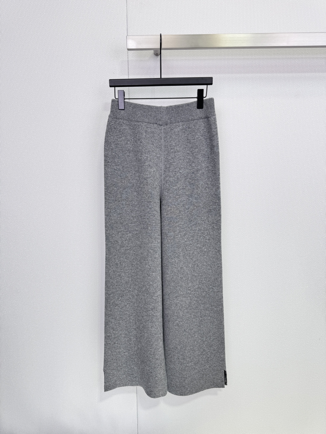 NO:656500,DiorOblique printed knitted wide-leg pants, these DiorChez Moi series Oblique printed knitted wide-leg pants, adopt a classic twill design, charcoal gray tones are low-key and luxurious, high-quality knitted fabric, soft and comfortable, suitable for daily or home wear. The high-waisted elastic design modifies the waistline, and the wide-leg tailoring elongates the leg proportions, elegant and casual. The Oblique pattern is highly recognizable and is a classic symbol of Dior, full of fashion sense., dior, alexander wang19860909DiorOblique印花针织阔腿裤,这款DiorChez Moi系列Oblique印花针织阔腿裤,采用经典斜纹设计,炭灰色调低调奢华,高品质针织面料,柔软舒适,适合日常或居家穿着高腰松紧设计修饰腰线,阔腿剪裁拉长腿部比例,优雅又随性.Oblique图案辨识度超高,是Dior的经典标志,时尚感满满,,dior,alexander wang,Women's clothing