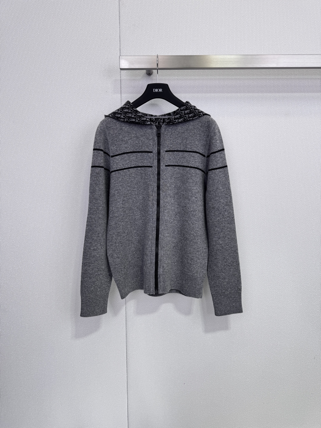 NO:656490,Dior double-sided cashmere hooded jacket, this double-sided cashmere hooded jacket is made of soft and delicate gray cashmere material, perfect for warmth retention. One side is a low-key solid color, and the other side has classic old flower dark patterns. You can switch styles at will. The hood design + zipper details are practical and stylish. It can be easily worn for commuting and leisure. It is OK to be worn alone and layered. It is a must-have for autumn and winter wardrobes! Size SML, dior, jackets & coats, hats, alexander wang19860909Dior双面羊绒连帽外套,这款双面羊绒连帽外套,灰色羊绒材质柔软细腻,保暖力满分,一面是低调纯色,另一面有经典老花暗纹,随心切换风格.连帽设计+拉链细节,实用又有型,通勤休闲都能轻松驾,叠穿单穿都很OK,秋冬衣橱必备!码数SML,,dior,jackets & coats,hats,alexander wang,Women's clothing