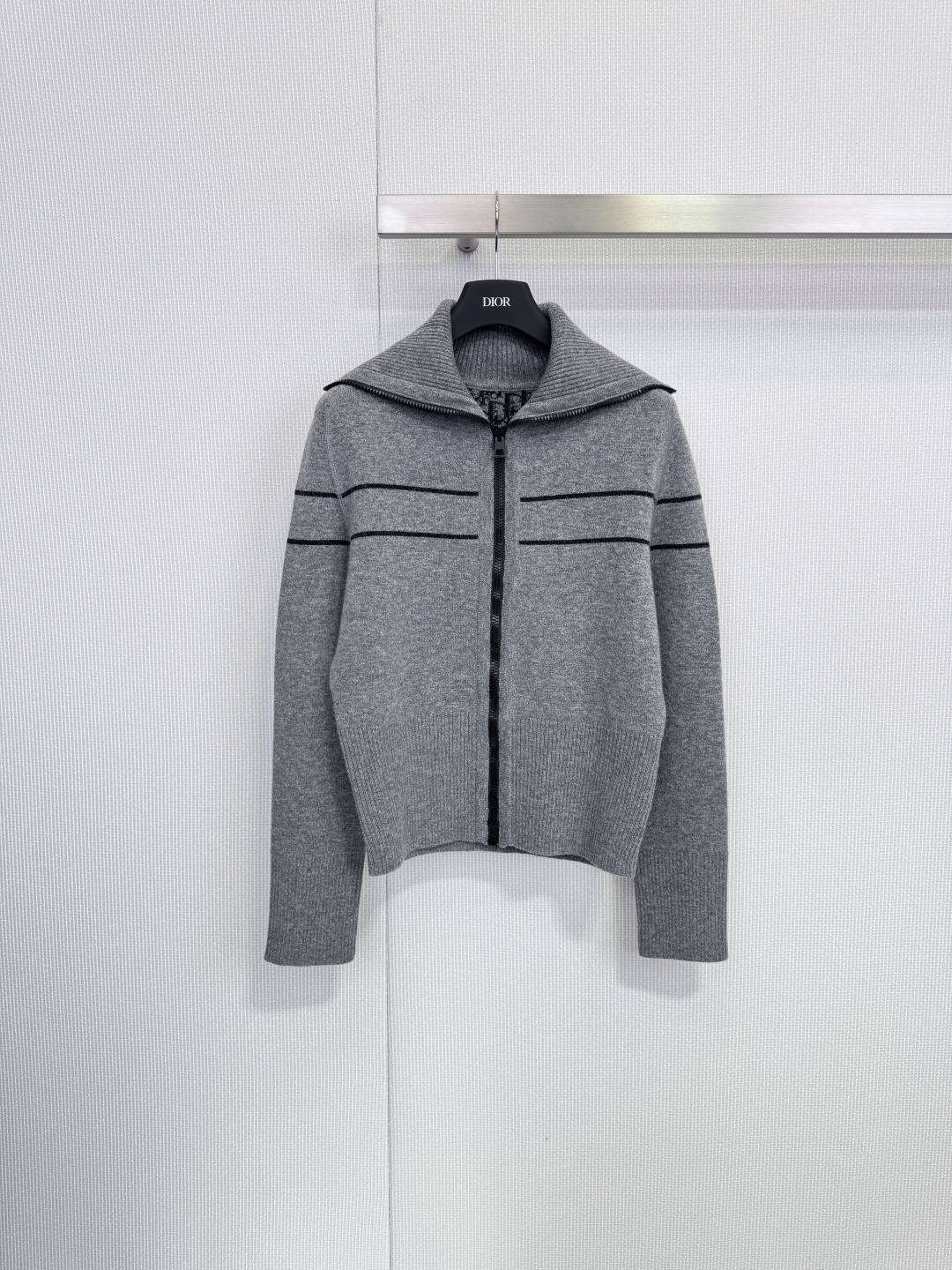 NO:656480,Dior2025 autumn and winter gray cashmere zipper cardigan, classic presbyopic pattern + high-end gray tones, full of luxury and elegance! Made of full cashmere, soft and warm, double-wearable design is super practical, easy to control in daily commuting, zipper closure + hooded details, fashionable and practical, slim tailoring highlights body curves, layering also has a sense of layering. Size SML,, dior, hats, alexander wang19860909Dior2025秋冬灰色羊绒拉链开衫,经典老花图案+高级灰色调,奢华优雅气质满分!全羊绒材质,柔软保暖,双面可穿设计超实用,通勤日常都能轻松驾驭,拉链闭合+连帽细节,时尚又实用,修身剪裁凸显身形曲线,叠穿也很有层次感. 码数SML,,dior,hats,alexander wang,Women's clothing