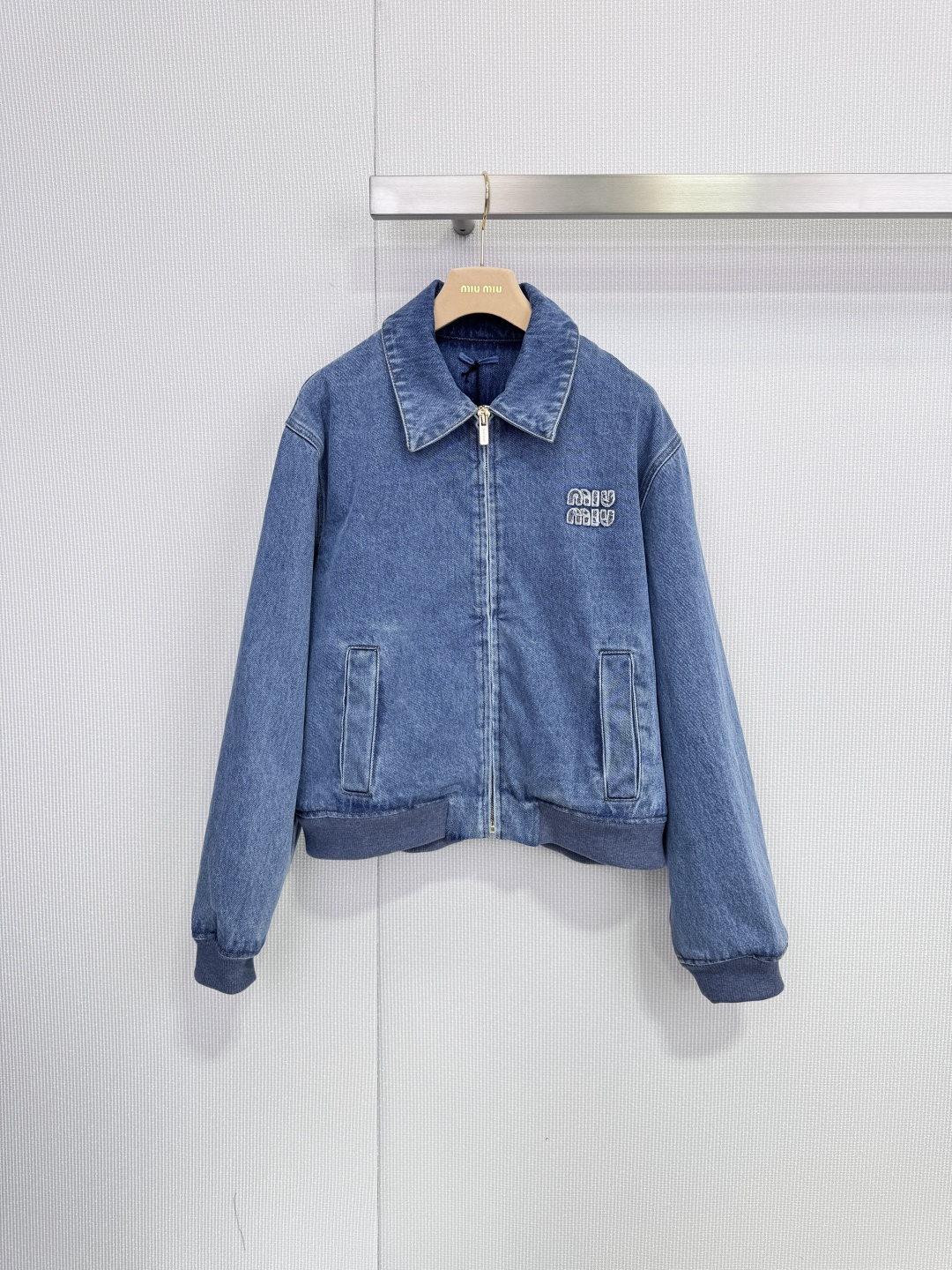 NO:656472,MiuMiu 25 new early spring corduroy denim jacket, washed blue fabric + lapel zipper design, retro and fashionable, the logo embroidered on the chest is super recognizable, the loose silhouette is super friendly to the body, easy for both men and women to control, the lining is soft, super comfortable to wear in autumn and winter, warm and breathable, paired with high-waisted pants or tutu skirt, you can switch between sweet and cool or casual style, great for street dates! Size SML,,miumiu,skirts,jackets &  coats,alexander wang19860909MiuMiu 25早春新款灯芯绒牛仔外套,水洗蓝色面料+翻领拉链设计,复古又时髦,胸前刺绣 Logo超有辨识度,宽松廓形对身材超友好,男女都能轻松驾驭,内衬柔软,秋冬穿超舒服,保暖又透气,搭配高腰裤or蓬蓬裙,甜酷or休闲风随心切换,出街约会都很出彩! 码数SML,,miumiu,skirts,jackets & coats,alexander wang,Women's clothing