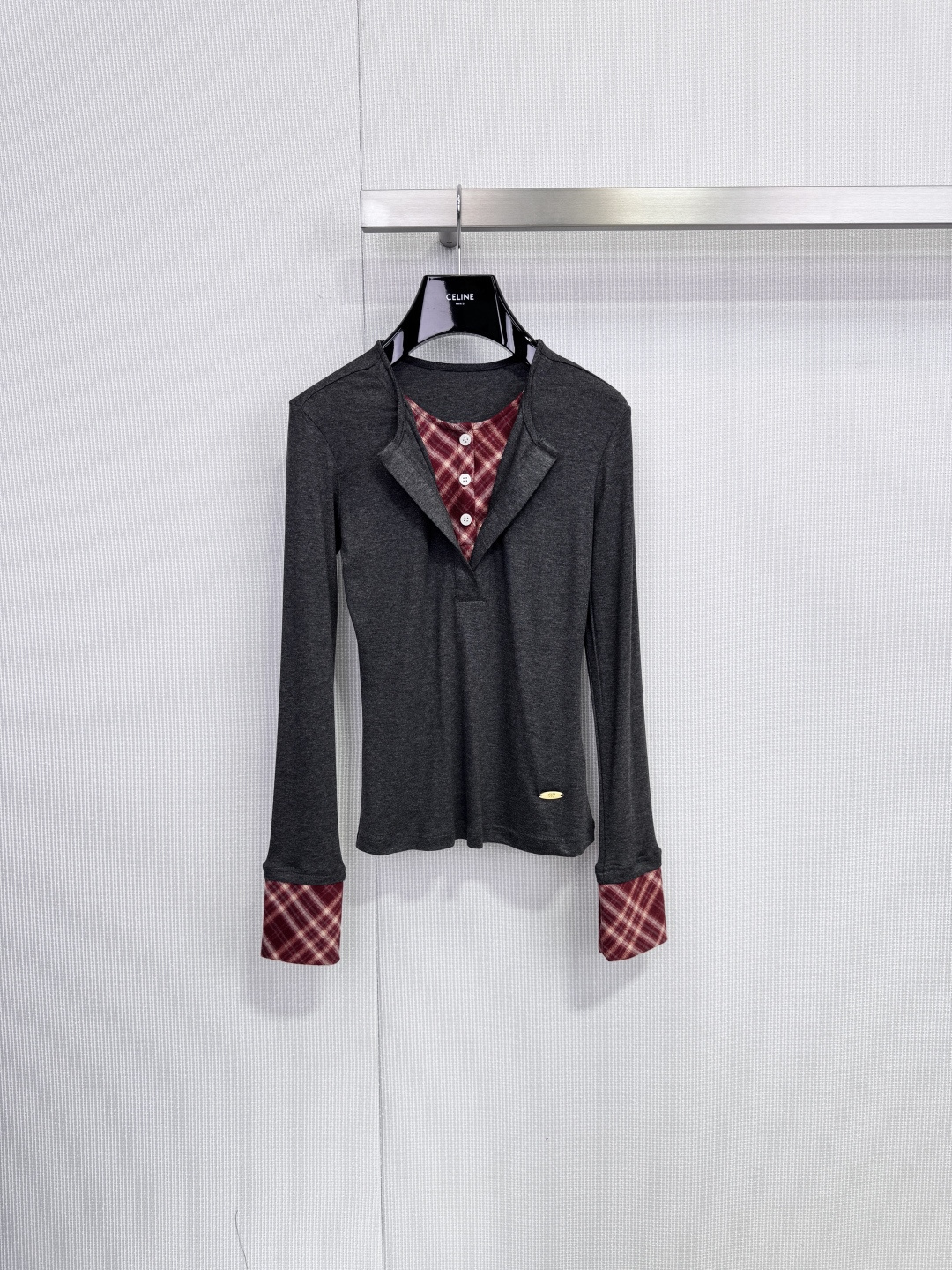 NO:656466,ODTD plaid splicing fake two-piece top, this fake two-piece top is a bright knitted cardigan + red and brown plaid shirt splicing, full of layers, Henry collar + slim tailoring, which shows the figure and has details. The cuffs and pocket edges are decorated with the same plaid, which has a sense of design. Wear it in autumn and winter to easily create a retro college style, fashionable and versatile! Size SML, shirts, alexander wang19860909ODTD格纹拼接假两件上衣,这款假两件上衣,辉色针织开衫+红棕格纹衬衫拼接,层次感满满,亨利领+修身剪裁,显身材又有细节,袖口和口袋边缘点缀同款格纹,超有设计感,秋冬穿它,轻松打造复古学院风,时髦又百搭! 码数SML,,shirts,alexander wang,Women's clothing