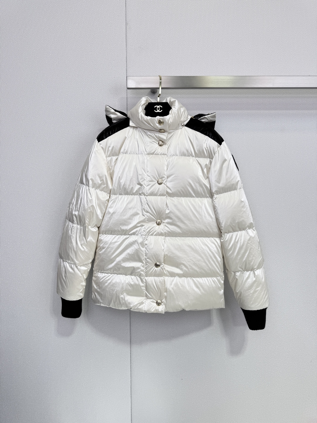 NO:656461,Chanel 25N ski series down jacket with dust bag, super eye-catching black and white contrasting color design, nylon fabric + high-quality down filling, full warmth! Short cut + hooded design, metal button embellishment, exquisite details, black splicing on the cuffs and hood, full of sportiness, fashionable and practical, easy to control for skiing or daily life.,,chanel,down jacket,hats,alexander wang19860909配防尘袋Chanel25N滑雪系列羽绒服,黑白撞色设计超吸睛,尼龙面料+高品质羽绒填充,保暖力满分!短款剪裁+连帽设计,金属纽扣点缀,细节精致,袖口和帽子有黑色拼接,运动感十足,时尚又实用,滑雪or日常都能轻松驾驭.,,chanel,down jacket,hats,alexander wang,Women's clothing