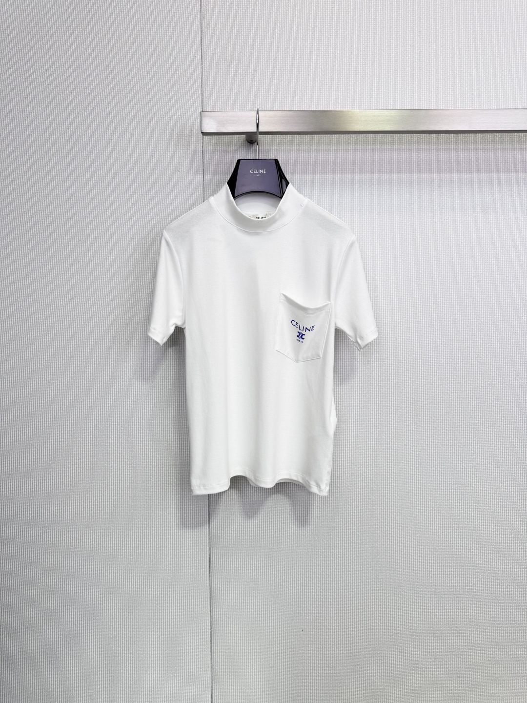 NO:657349,CELINE's 2026 new spring and summer Arc de Triomphe embroidered short-sleeved T-shirt. This high-neck short-sleeved T-shirt is made of soft cotton fabric, comfortable and breathable to wear. Arc de Triomphe embroidery on the chest + small pocket design, perfect details, high brand recognition, short version, paired with high-waisted pants or skirts  The trousers are very fashionable and suitable for wearing alone or as an inner layer in spring and summer. They are simple and have a sense of design, making it easy to create a high-end casual style. Sizes include SML, celine, skirts, T-shirts, tees, t-shirts, and alexander.  wang19860909CELINE2026春夏新款凯旋门刺绣短袖T恤,这款高领短袖T恤,采用柔软棉质面料,穿着舒适透气,胸前凯旋门刺绣+小口袋设计,细节满分,品牌辨识度超高,短款版型,搭配高腰裤或裙子都很时髦,春夏季节单穿或内搭都很合适.简约又有设计感,轻松打造高级休闲风.码数SML,,celine,skirts,T-shirt,tees，t-shirt,alexander wang,Women's clothing