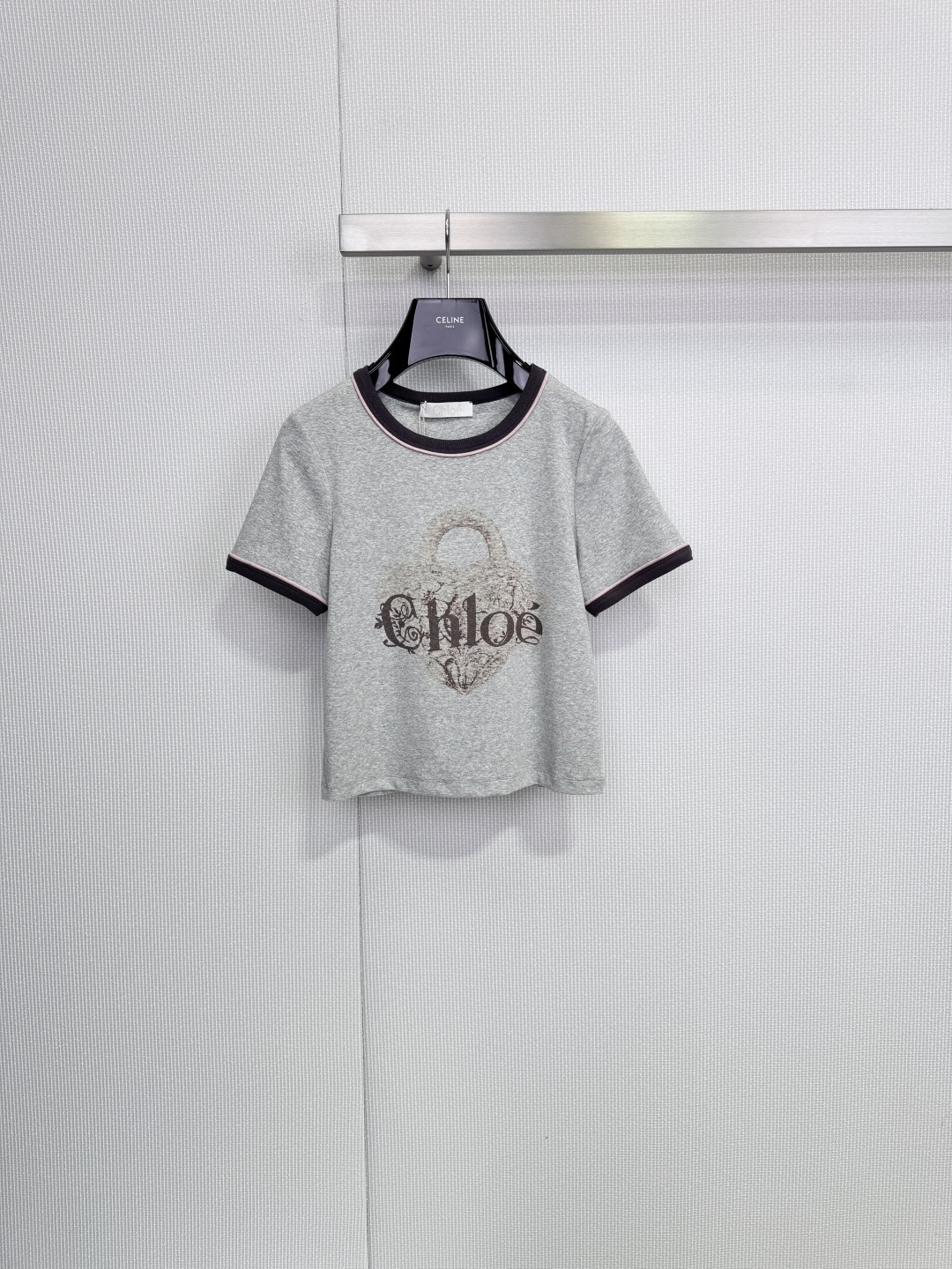NO:657339,Chloe2026 Spring Printed Logo Short-Sleeved T-shirt. This printed Logo short-sleeved T-shirt is made of light and soft cotton fabric. It is super comfortable and breathable to wear. The main color is gray with green logo and black contrasting edges. It is simple and layered. The loose fit is versatile for daily casual or street style. It is OK with jeans and short skirts. It is a must-have item in spring and summer, easy to create casual fashion.  look. Size SML,,chloe,loewe,skirts,jeans,T-shirt,tees,t-shirt,alexander wang19860909Chloe2026春款印花Logo短袖恤,这款印花Logo短袖T恤,采用轻薄柔软棉质面料,穿着超舒适透气,灰色主色搭配绿色Logo和黑色撞色边缘,简约又有层次感,宽松版型,日常休闲或街头风都很百搭,配牛仔裤、短裙都 OK,春夏季节必备单品,轻松打造随性时尚 look.码数SML,,chloe,loewe,skirts,jeans,T-shirt,tees，t-shirt,alexander wang,Women's clothing