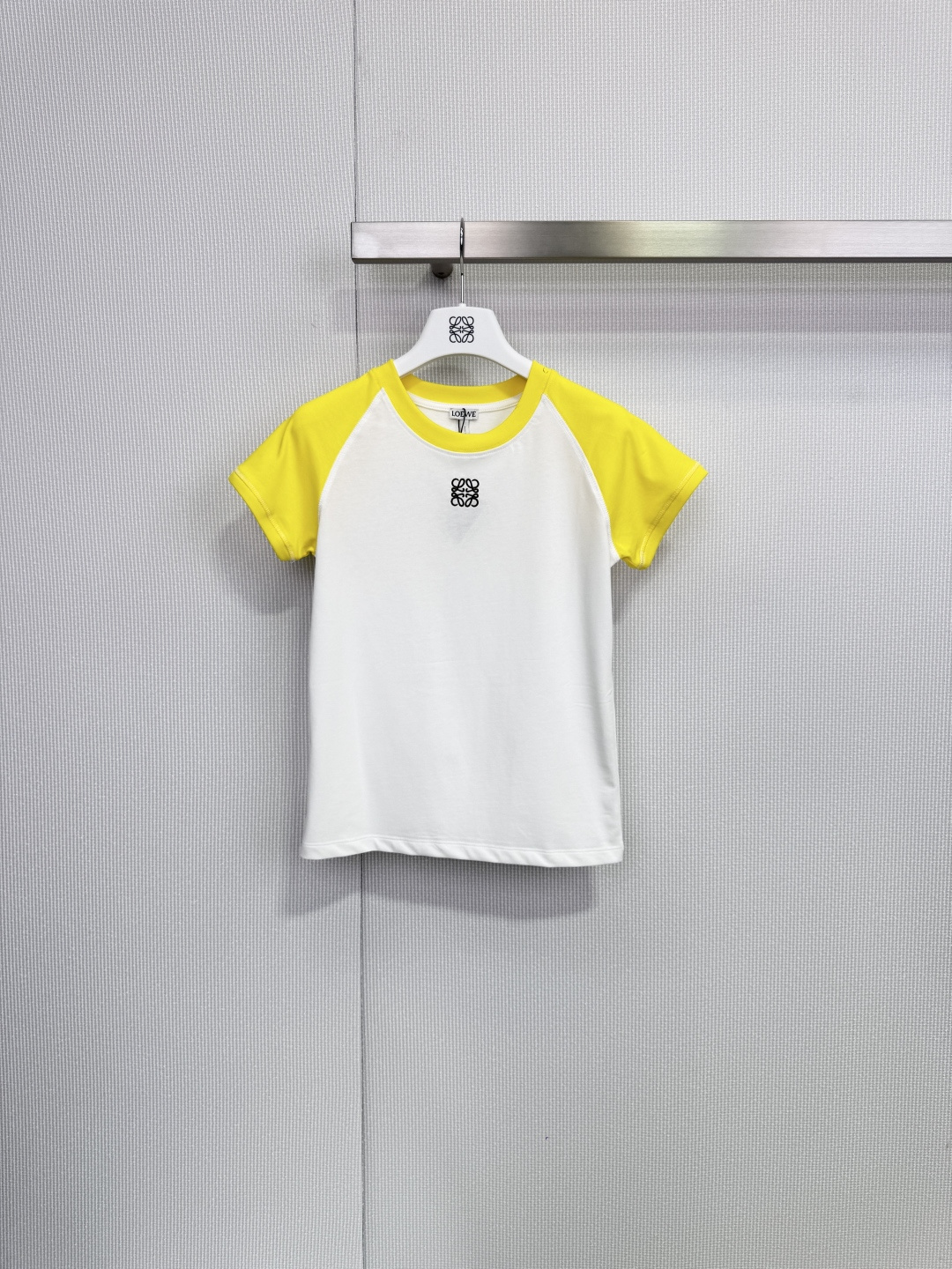 NO:657381,Loewe raglan contrast short-sleeved T-shirt. This raglan contrasting short-sleeved T-shirt is made of customized YB twill cotton, which is soft and breathable. The main color is white + bright yellow raglan sleeves. It is visually eye-catching and the embroidered logo on the chest is very recognizable. The slim fit is easy to control in daily life or at parties. It is fashionable and versatile! There are also dark brown and other colors available to meet different outfit needs. Size SML, loewe, T-shirt, tees, t-shirt, alexander  wang19860909Loewe插肩撞色短袖T恤,这款插肩撞色短袖T恤,采用定制YB斜纹全棉,柔软亲肤又透气,白色主色+亮黄插肩袖,视觉超吸睛,胸前刺绣徽标很有辨识度.修身版型,日常或聚会都能轻松驾驭,时髦又百搭!还有深棕等配色可选,满足不同穿搭需求.码数SML,,loewe,T-shirt,tees，t-shirt,alexander wang,Women's clothing