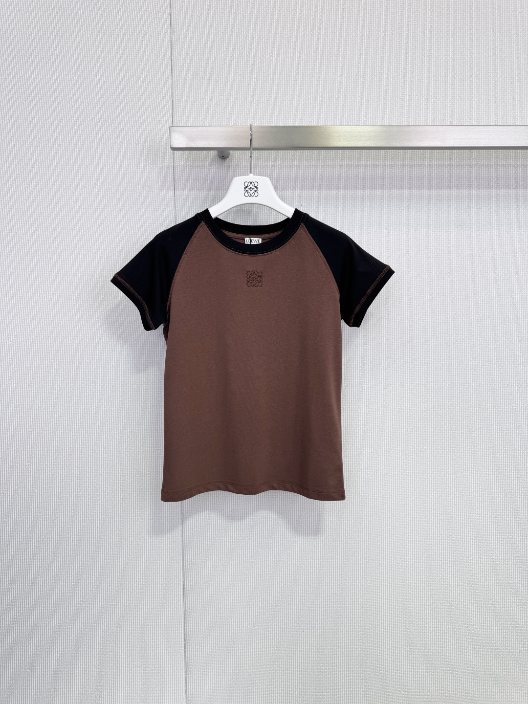 NO:657369,Loewe raglan contrast short-sleeved T-shirt. This raglan contrasting short-sleeved T-shirt is made of customized YB twill cotton, which is soft and breathable. The main color is white + bright yellow raglan sleeves. It is visually eye-catching and the embroidered logo on the chest is very recognizable. The slim fit is easy to control in daily life or at parties. It is fashionable and versatile! There are also dark brown and other colors available to meet different outfit needs. Size SML, loewe, T-shirt, tees, t-shirt, alexander  wang19860909Loewe插肩撞色短袖T恤,这款插肩撞色短袖T恤,采用定制YB斜纹全棉,柔软亲肤又透气,白色主色+亮黄插肩袖,视觉超吸睛,胸前刺绣徽标很有辨识度.修身版型,日常或聚会都能轻松驾驭,时髦又百搭!还有深棕等配色可选,满足不同穿搭需求.码数SML,,loewe,T-shirt,tees，t-shirt,alexander wang,Women's clothing