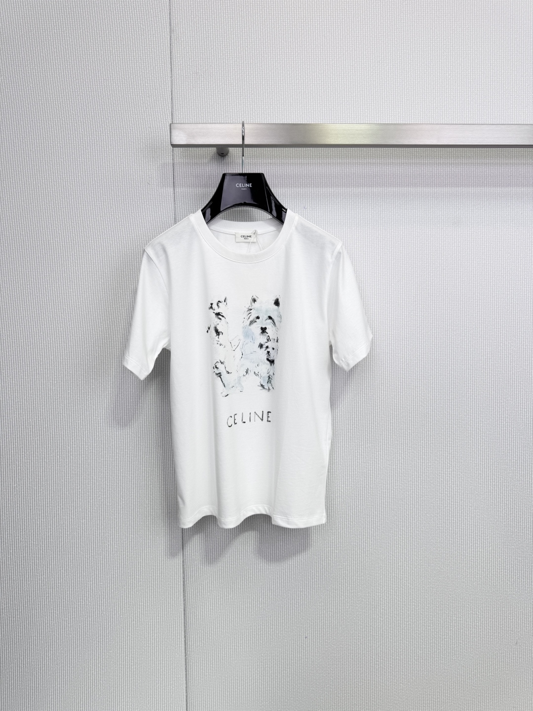 NO:657358,CELINE's 2026 new spring and summer West Highland White Terrier printed T-shirt is made of heavyweight pure cotton fabric, which is thick and breathable. A small amount of spandex makes it more comfortable to wear and not easy to deform. Two West Highland White Terrier prints on the front are simple and playful. The loose version is super versatile. It looks stylish with jeans or casual pants. It is a must-have item for daily wear. Size SML,,celine,jeans,tees,t-shirt,alexander wang19860909CELINE2026春夏新款西高地白梗印花T恤,选用重磅纯棉面料,厚实又透气,少量氨纶让穿着更舒适不易变形,正面两只西高地白梗印花,简约又俏皮,宽松版型超百搭,无论配牛仔裤还是休闲裤都很有范儿,日常穿搭必备单品.码数SML,,celine,jeans,tees，t-shirt,alexander wang,Women's clothing