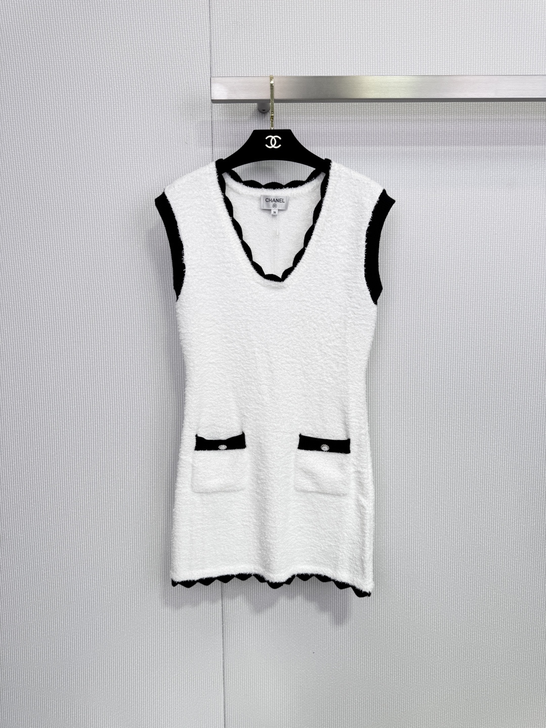 NO:657348,Chanel26C white vest dress, classic tweed material, with black contrasting edges, simple and recognizable, sleeveless design + two flap pockets, exquisite details, button embellishment adds layering, loose fit, suitable for a variety of body types, suitable for layering or wearing alone in spring and autumn! Elegant and casual style, can be easily controlled for commuting and gatherings. Size SML,,chanel,skirts,alexander wang19860909Chanel26C白色马甲连衣裙,经典粗花呢材质,搭配黑色撞色边缘,简约又有辨识度,无袖设计+两个翻盖口袋,细节精致,纽扣点缀增添层次感,版型宽松,适合多种身材,春秋季节叠穿或单穿都很OK!优雅休闲风,通勤聚会都能轻松驾驭.码数SML,,chanel,skirts,alexander wang,Women's clothing