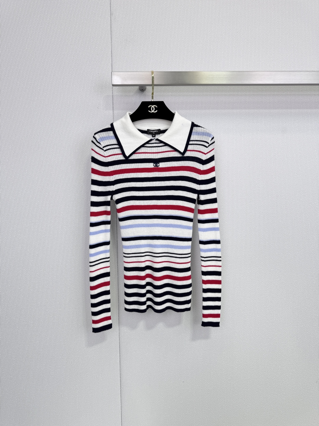 NO:658282,Chanel's second-hand striped sweater, wool + cashmere blend, soft and warm, super comfortable to wear in autumn and winter, black and white red and blue stripes with white lapels, full of college style, double C logo on the chest is very recognizable, slim fit, elegant and casual, looks great with high-waisted pants or skirts, the second-hand series has high collection value, sisters who like classic designs should not miss it! Size SML,,chanel,chanel,skirts,alexander wang19860909Chanel香奈儿中古条纹针织衫,羊毛+羊绒混纺,柔软又保暖,秋冬穿超舒服,黑白红蓝条纹搭配白色翻领,学院风满满,胸前双C标志超有辨识度,修身版型,优雅休闲都能驾驭,搭配高腰裤或裙装都很出彩,中古系列收藏价值高,喜欢经典设计的姐妹别错过! 码数SML,,chanel,chanel,skirts,alexander wang,Women's clothing