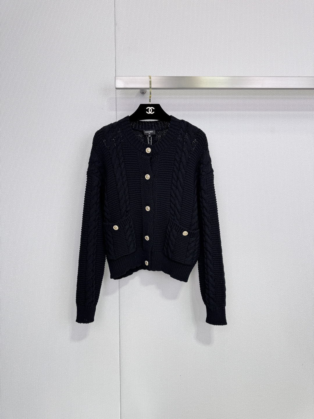 NO:658299,CHANEL 26C cable knit cardigan, black wool material, classic cable texture + gold buttons, full of elegant retro temperament, round neck design, double front pockets, practical and fashionable, slim fit, very suitable for autumn and winter, warm and layered, paired with skirts or high-waisted pants, you can easily get a high-end lazy style, can be used for daily commuting or leisure! Size SML,,chanel,skirts, 19860909CHANEL 26C绞花针织开衫,黑色羊毛材质,经典绞花纹理+金色纽扣,优雅复古气质满分,圆领设计,前襟双口袋,实用又时髦,版型修身,秋冬穿超合适,保暖又有层次感,搭配裙装或高腰裤,轻松get高级慵懒风,日常通勤或休闲都能驾驭! 码数SML,,chanel,skirts, ,Women's clothing