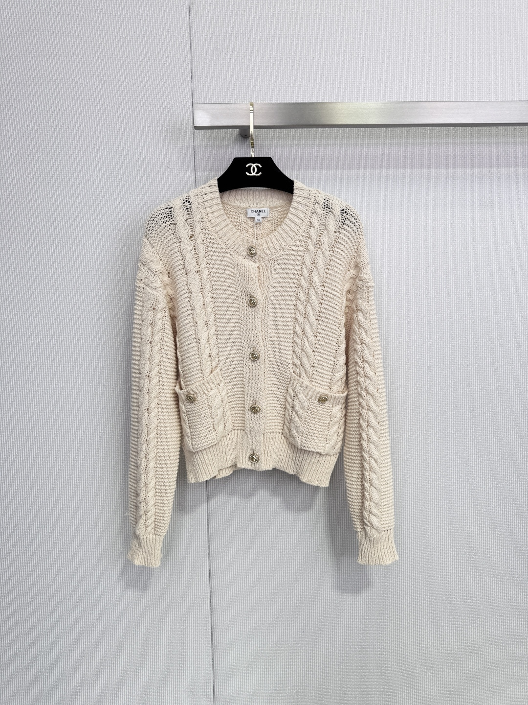 NO:658297,CHANEL 26C cable knit cardigan, black wool material, classic cable texture + gold buttons, full of elegant retro temperament, round neck design, double front pockets, practical and fashionable, slim fit, very suitable for autumn and winter, warm and layered, paired with skirts or high-waisted pants, you can easily get a high-end lazy style, can be used for daily commuting or leisure! Size SML,,chanel,skirts,alexander wang19860909CHANEL 26C绞花针织开衫,黑色羊毛材质,经典绞花纹理+金色纽扣,优雅复古气质满分,圆领设计,前襟双口袋,实用又时髦,版型修身,秋冬穿超合适,保暖又有层次感,搭配裙装或高腰裤,轻松get高级慵懒风,日常通勤或休闲都能驾驭! 码数SML,,chanel,skirts,alexander wang,Women's clothing