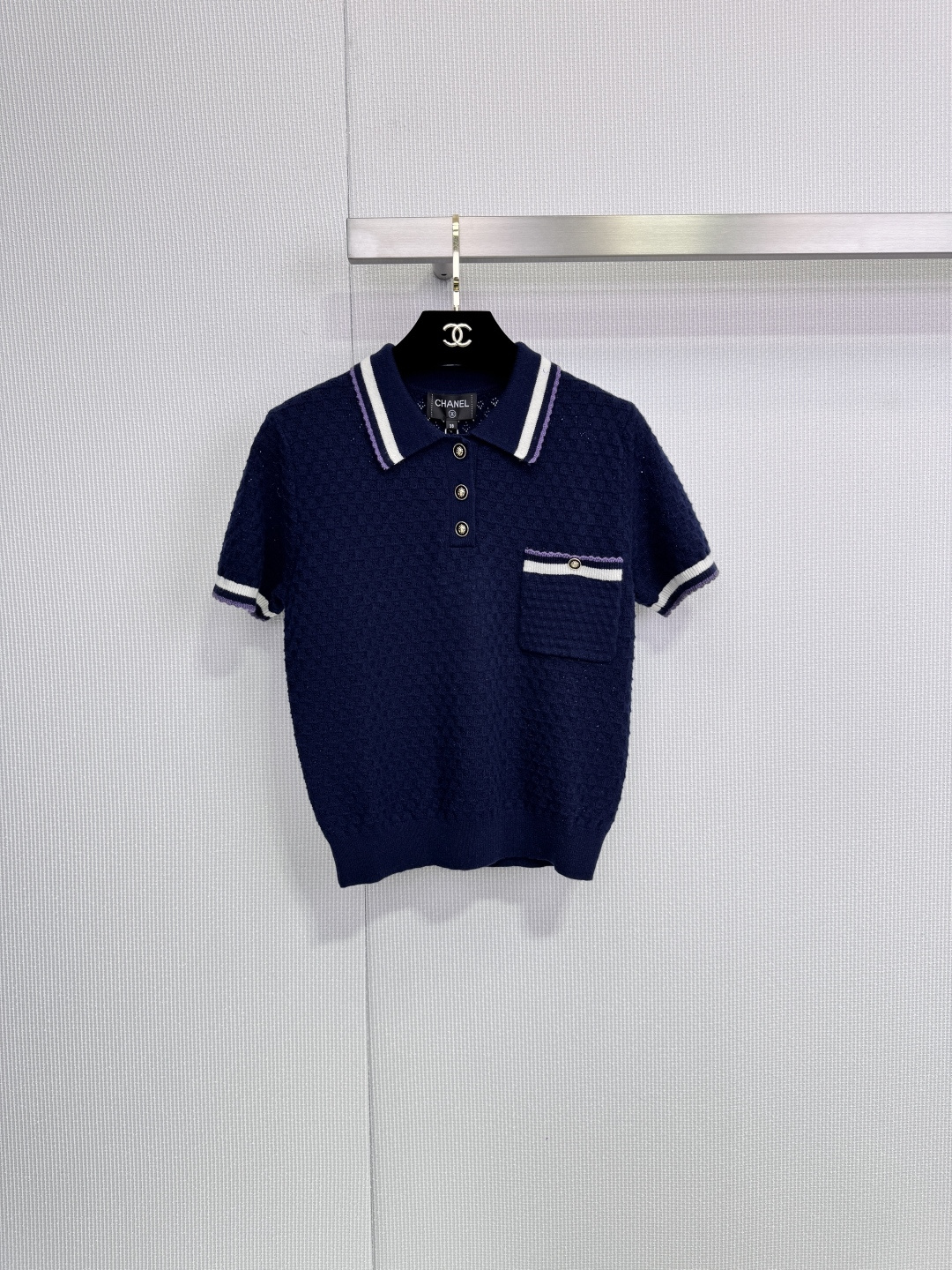 NO:658289,Chanel twist knitted Polo shirt, Chanel's twist knitted Polo shirt, has a classic small fragrance design. The soft knitted fabric is super comfortable and breathable. It is mainly dark blue with white stripes and gold buttons. It is full of sophistication. It has a small chest pocket + double C Logo embroidery. The brand is highly recognizable. It can be easily used in daily casual or light luxury occasions. It goes well with jeans or skirts. Size SML,,chanel,chanel,skirts,jeans,alexander wang19860909Chanel麻花针织Polo衫,香奈儿这款麻花针织Polo衫,经典小香风设计,柔软针织面料超舒适透气,深蓝色主调配白色条纹和金色纽扣,精致感满满,胸前小口袋+双C Logo刺绣,品牌辨识度超高,日常休闲或轻奢场合都能轻松驾驭,搭配牛仔裤or半身裙都很出彩. 码数SML,,chanel,chanel,skirts,jeans,alexander wang,Women's clothing