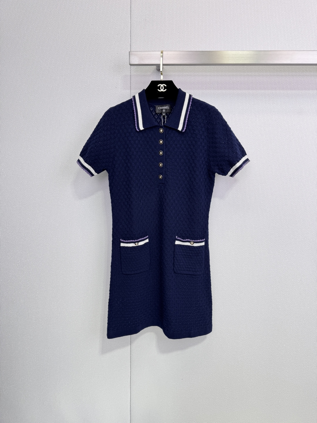 NO:658285,Chanel Chanel 26C series Polo dress, dark blue knitted material, classic small fragrant rhombus texture, perfect texture, white contrast trim + gold buttons, super exquisite details! Double chest pocket design, practical and fashionable, moderate skirt length, can be worn for commuting and leisure, elegant and sporty, easy to create a high-end daily look. Size SML,,chanel,chanel,skirts,alexander wang19860909Chanel香奈儿26C系列Polo连衣裙,深蓝色针织材质,经典小香风菱格纹理,质感满分,白色撞色镶边+金色纽扣,细节超精致!胸前双口袋设计,实用又时髦,裙长适中,通勤休闲都能穿,优雅运动风兼具,轻松打造高级感日常look. 码数SML,,chanel,chanel,skirts,alexander wang,Women's clothing