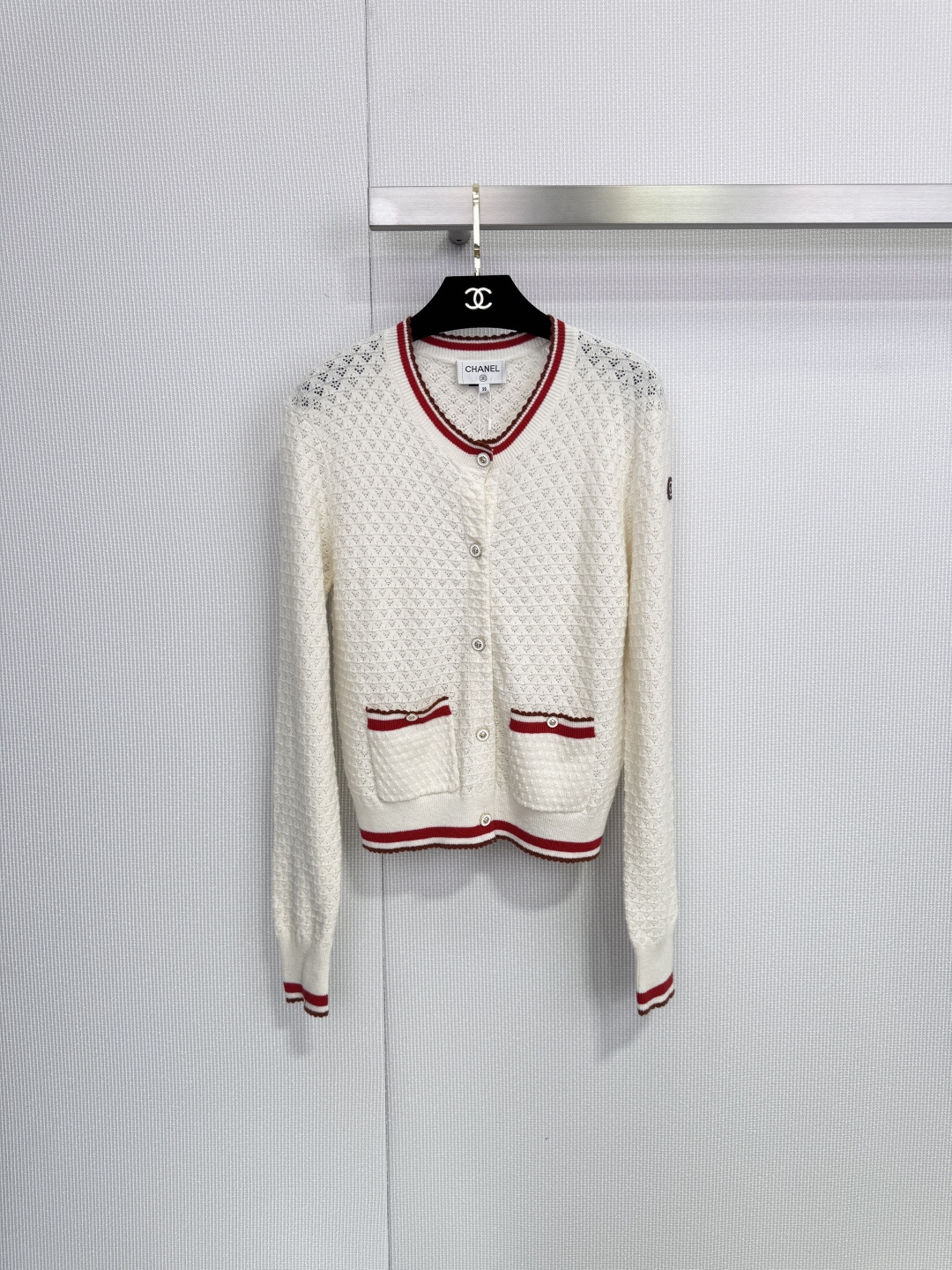 NO:658281,Chanel26C baseball style knitted cardigan, Chanel 26C series baseball style knitted cardigan, dark blue with white piping, the V-shaped geometric texture on the chest is very recognizable, the hem and pocket edges are embellished with white + red stripes, full of retro college style, and the exquisite double C logo is hidden on the inside of the collar. Details must be paid attention to, it can be easily managed in daily casual or sports style, fashionable and versatile. Size SML,,chanel,chanel,alexander wang19860909Chanel26C棒球风针织开衫,香奈儿26C系列棒球风针织开衫,深蓝色搭配白色滚边,胸前V形几何纹理超有辨识度,下摆和口袋边缘点缀白色+红色条纹,复古学院风满满,衣领内侧藏有精致双C标志,细节控必入,日常休闲或运动风都能轻松驾驭,时髦又百搭. 码数SML,,chanel,chanel,alexander wang,Women's clothing