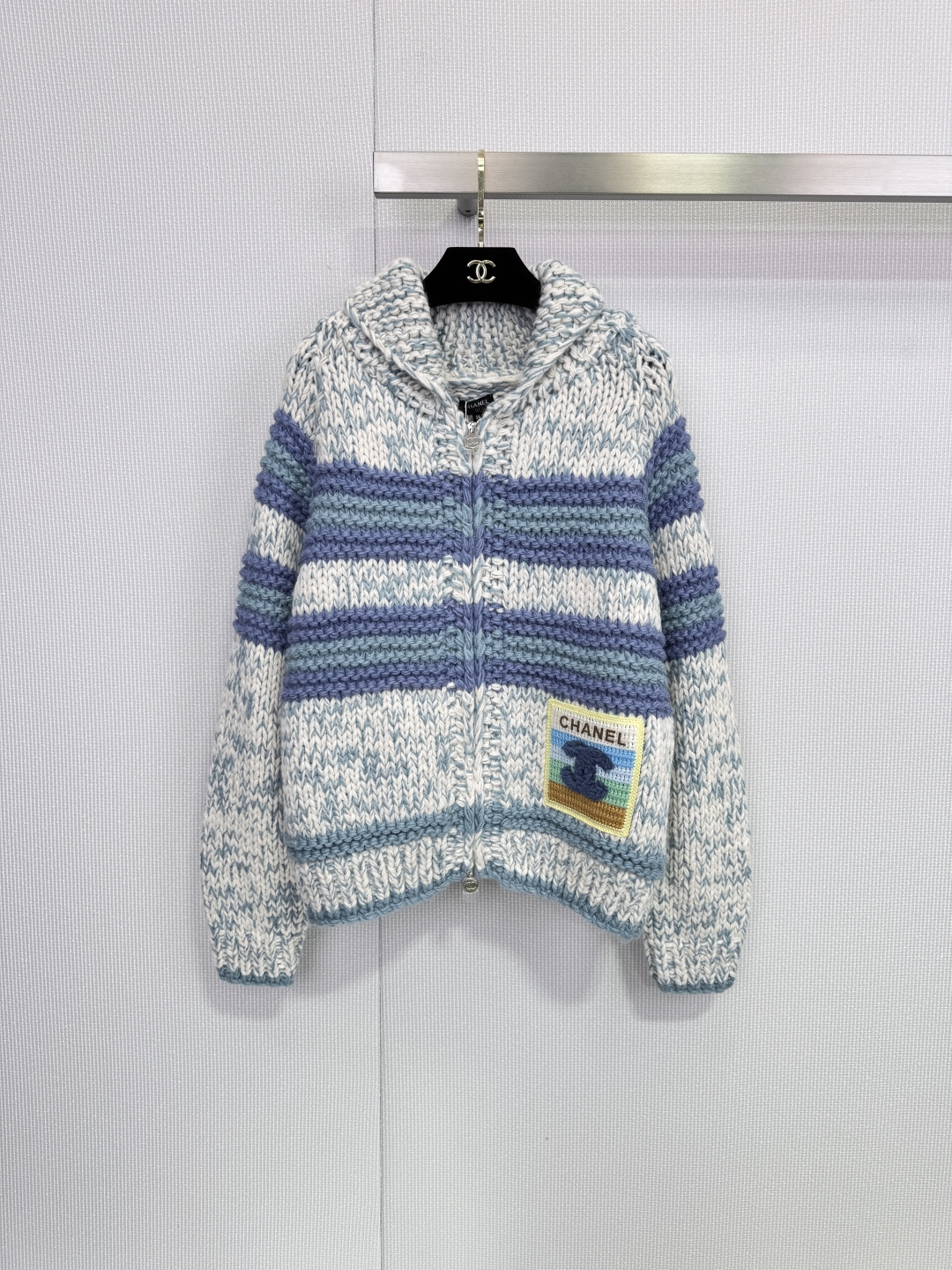 NO:658271,Chanel Chanel's striped knitted cardigan, blue and white contrasting design, thick needlework, loose fit, super casual and fashionable, high-quality wool material, soft and warm, super comfortable to wear in autumn and winter! There is a classic double C embroidered badge on the left chest, brand recognition is perfect 10, lapel + zipper design, easy to put on and take off, casual or lazy style can be easily controlled. Size SML,,chanel,chanel,alexander wang19860909Chanel香奈儿这款条纹针织开衫,蓝白撞色设计,粗棒针工艺,宽松版型超显随性时髦,高品质羊毛材质,柔软又保暖,秋冬穿超舒服!左胸有经典双C刺绣徽章,品牌辨识度满分10,翻领+拉链设计,穿脱方便,休闲or慵懒风都能轻松驾驭. 码数SML,,chanel,chanel,alexander wang,Women's clothing