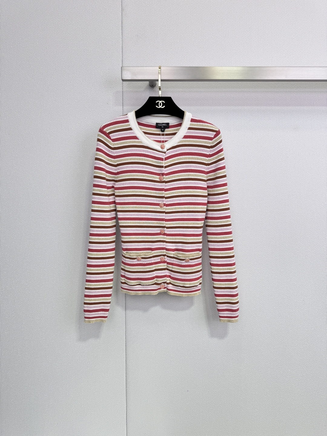 NO:658265,Chanel 2026 spring Chanel striped knitted cardigan, this striped knitted cardigan has a contrasting design of red, brown and off-white, gentle and fashionable! High-quality knitted fabric, soft and comfortable, round neck + gold buttons, full of sophistication, very suitable for spring and autumn ~ it is elegant whether paired with skirts or trousers, and can easily create a ladylike temperament. Size SML,,chanel,chanel,skirts,alexander wang19860909Chanel2026春款香奈儿条纹针织开衫,这款条纹针织开衫,红棕米白撞色设计,温柔又时髦!高品质针织面料,柔软舒适,圆领+金色纽扣,精致感满满,春秋季节穿搭超合适~无论搭裙装还是裤装都很优雅,轻松打造名媛气质. 码数SML,,chanel,chanel,skirts,alexander wang,Women's clothing